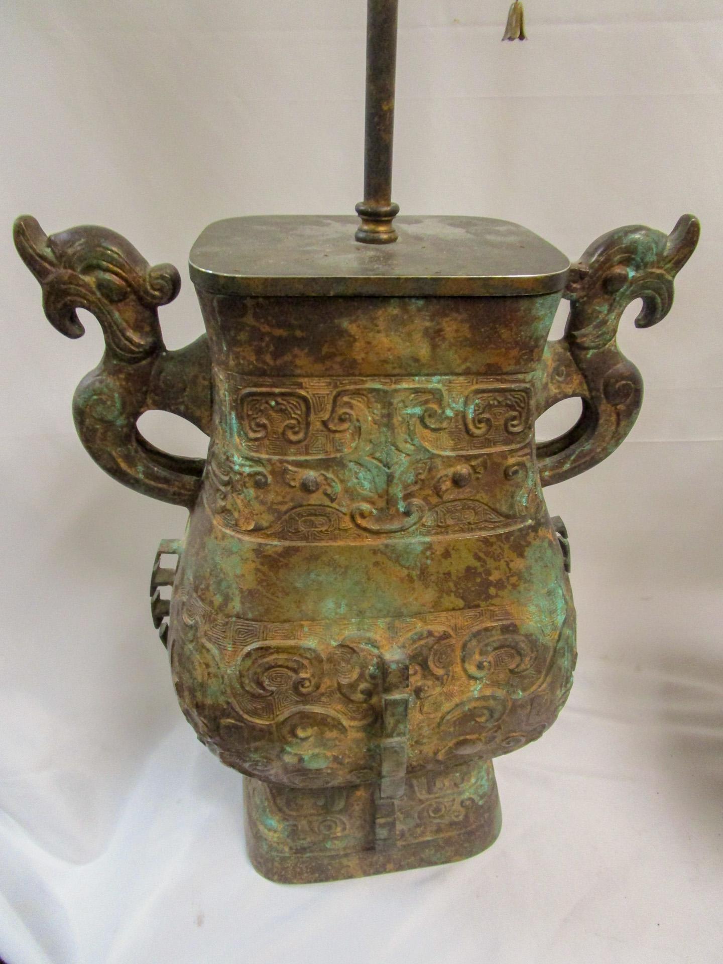 Warren Kessler Patinated Bronze Archaic Chinese Vessel Double Socket Lampe Paar  (Messing) im Angebot