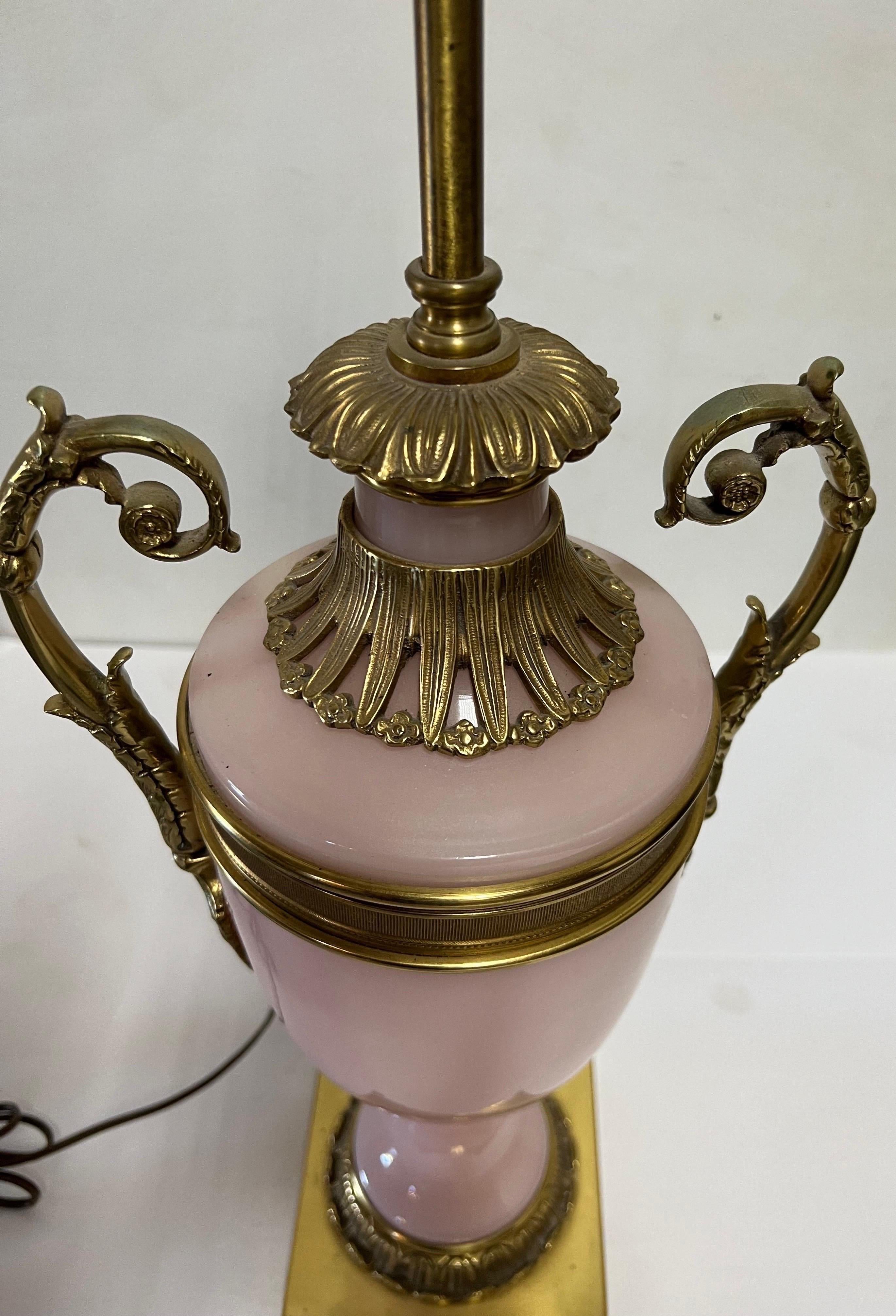 Lámpara de mesa Warren Kessler de cristal rosa y bronce Estadounidense en venta