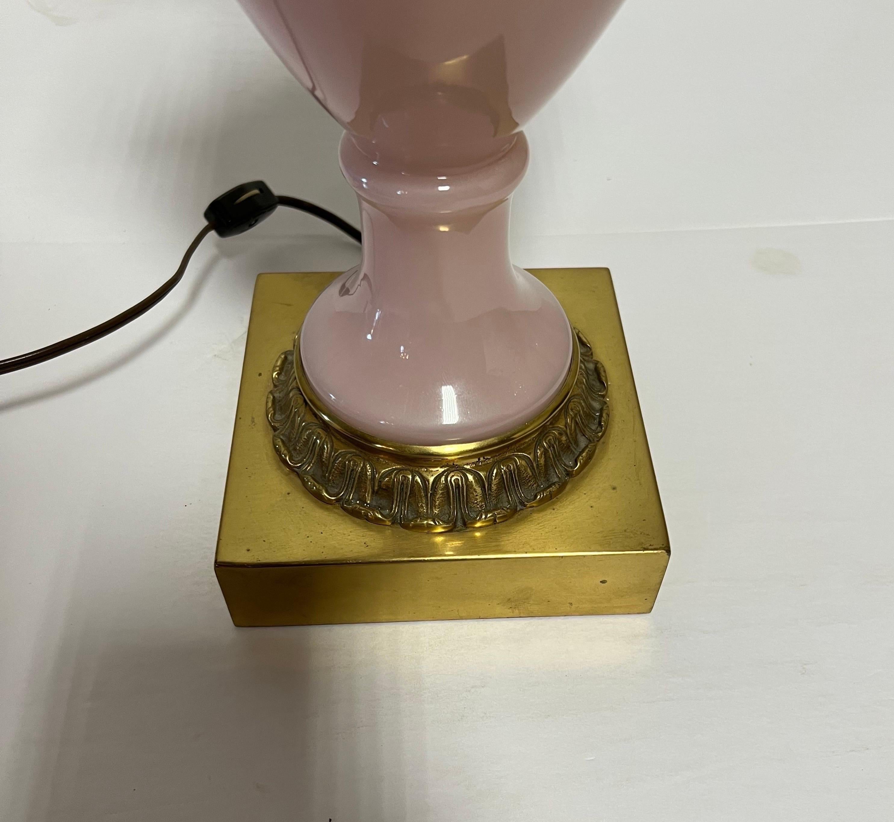 Lámpara de mesa Warren Kessler de cristal rosa y bronce mediados del siglo XX en venta