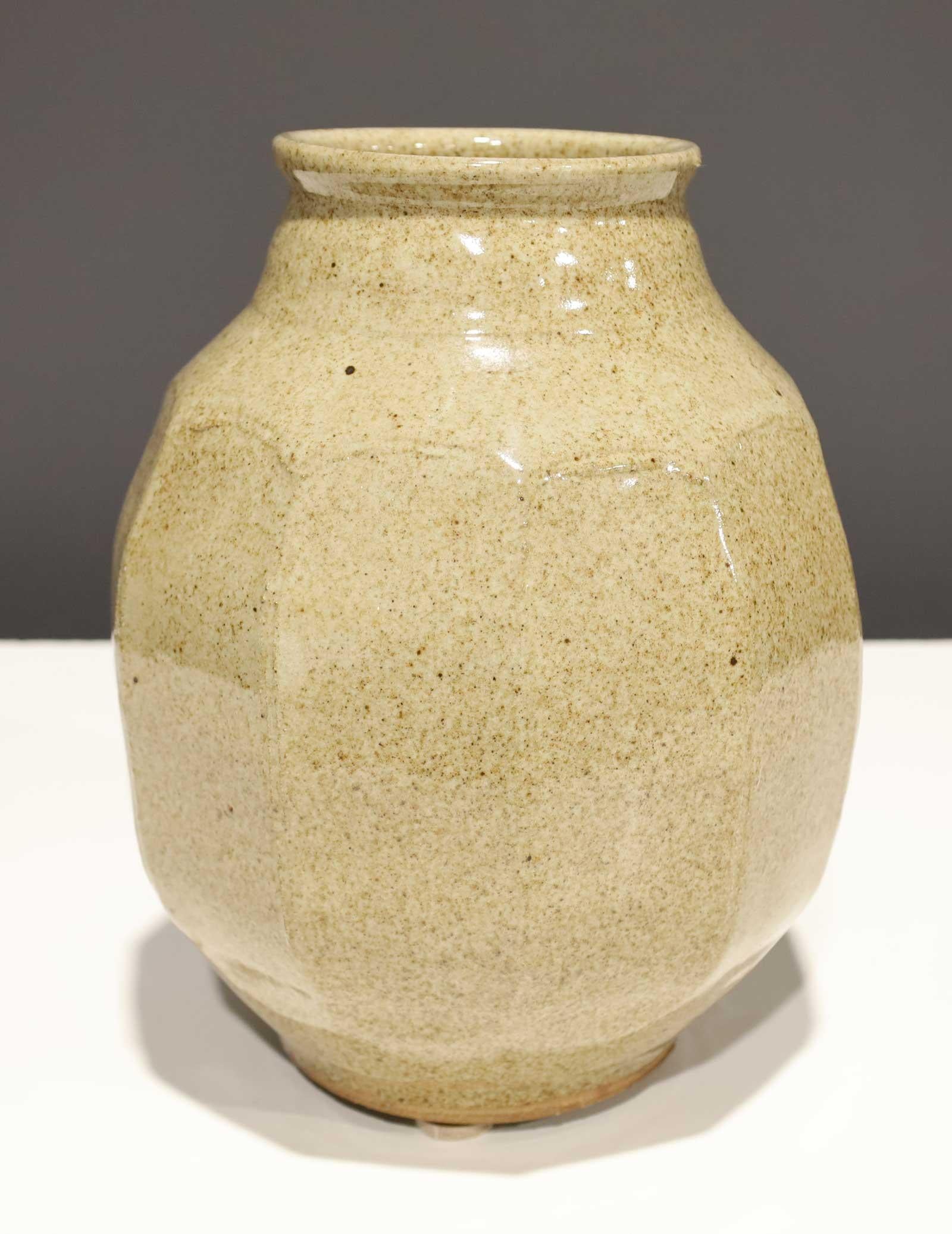 Warren MacKenzie è noto per le sue ceramiche funzionali semplici, realizzate al tornio, influenzate da Bernard Leach e dall'estetica giapponese delle opere di Shoji Hamada.

Nel 1950 MacKenzie e la sua prima moglie Alix divennero i primi