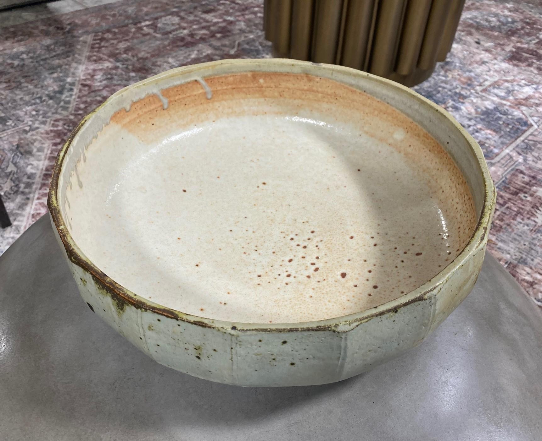 An absolutely stunning work by 20th century master American and renowned Minnesota studio potter / artist Warren MacKenzie. Truly the best piece of his we have come across. This drop rim Shino glazed bowl is monumental in all aspects. Museum-quality