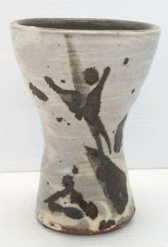 Copa de cerámica de Warren MacKenzie, de sus primeros años, firmada y decorada.