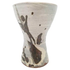 Copa de cerámica de Warren MacKenzie, de sus primeros años, firmada y decorada.