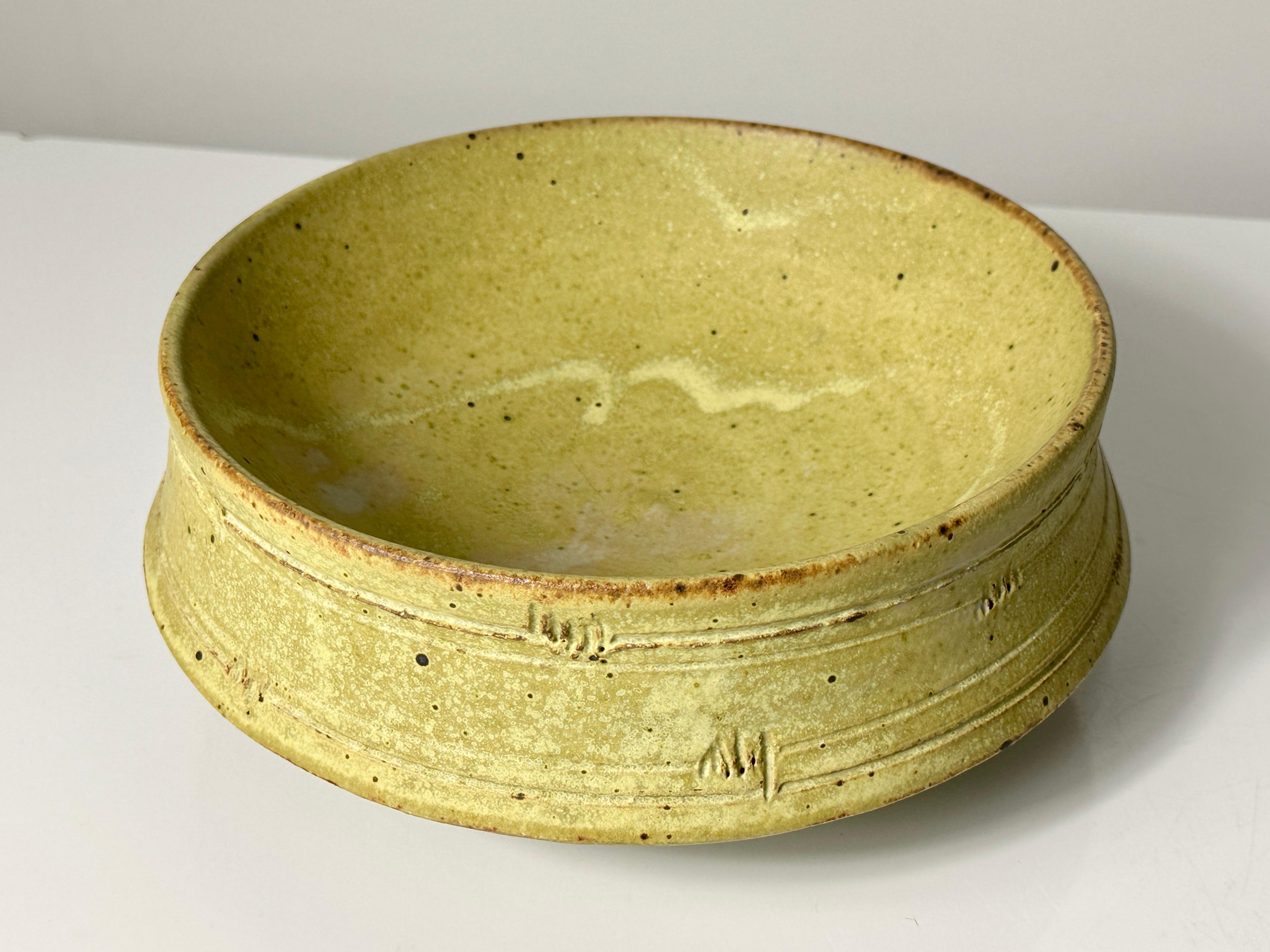 Mid-Century Modern Warren MacKenzie Glazed Ceramic Drop Rim Footed Bowl in Stoneware 20th Century For Sale