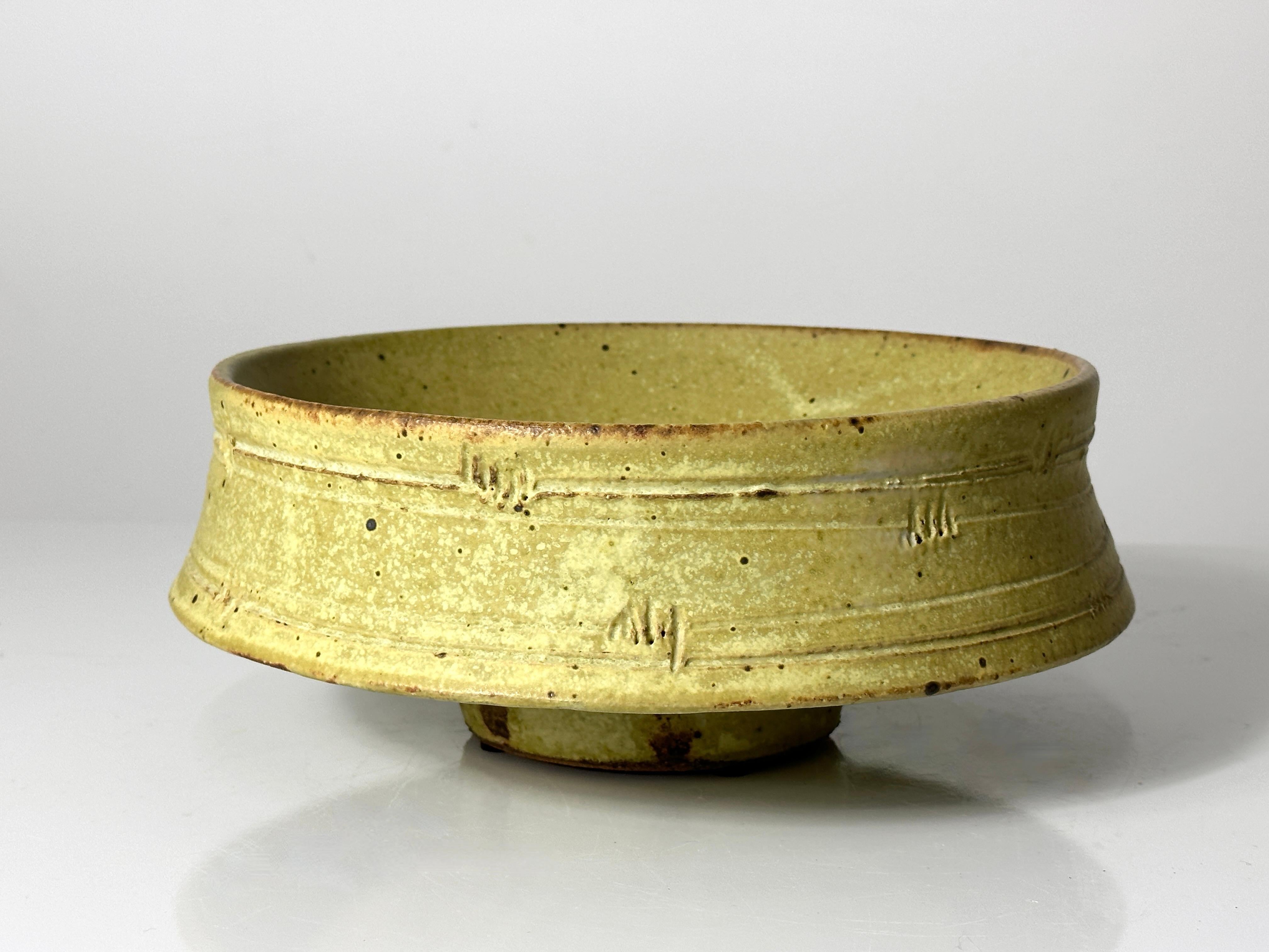 American Warren MacKenzie Glazed Ceramic Drop Rim Footed Bowl in Stoneware 20th Century For Sale