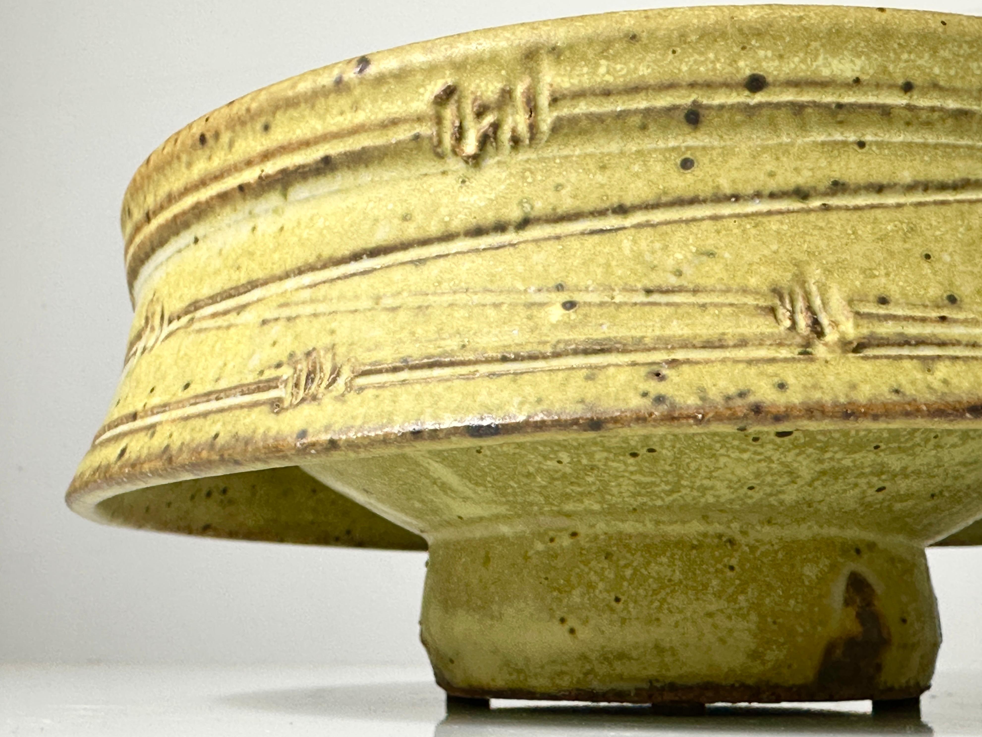 Warren MacKenzie Glazed Ceramic Drop Rim Footed Bowl in Stoneware 20th Century For Sale 3