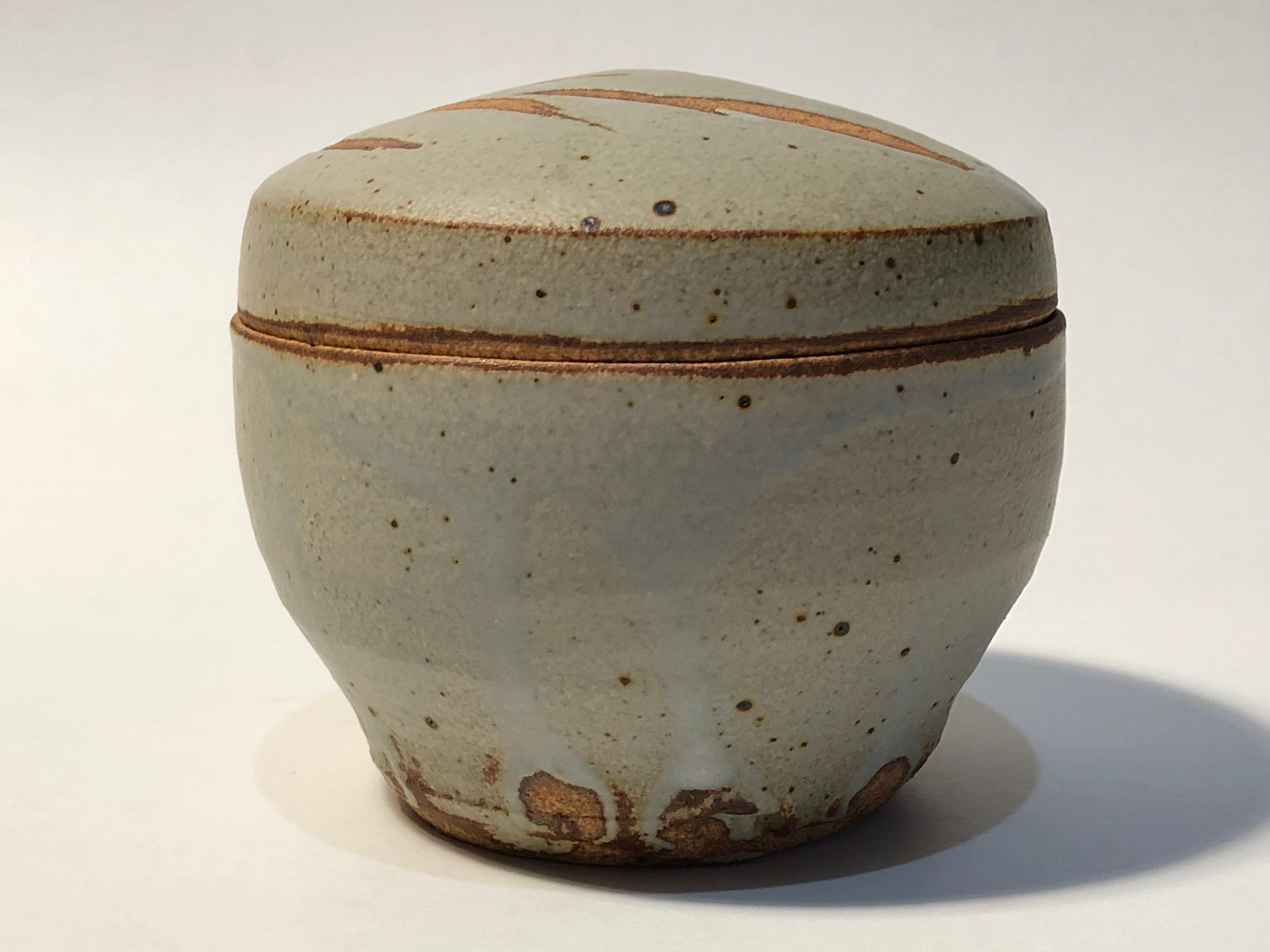 Warren MacKenzie
Gefäß mit Deckel:: n.d. 
Steingut mit mattgrauer Glasur
4 x 4 1/8 x 4 1/8 Zoll
Stempel des Künstlers (siehe Abbildung)

Provenienz

Der Künstler
Lacoste Gallery:: Concord:: Massachusetts:: 2012
Privatsammlung.