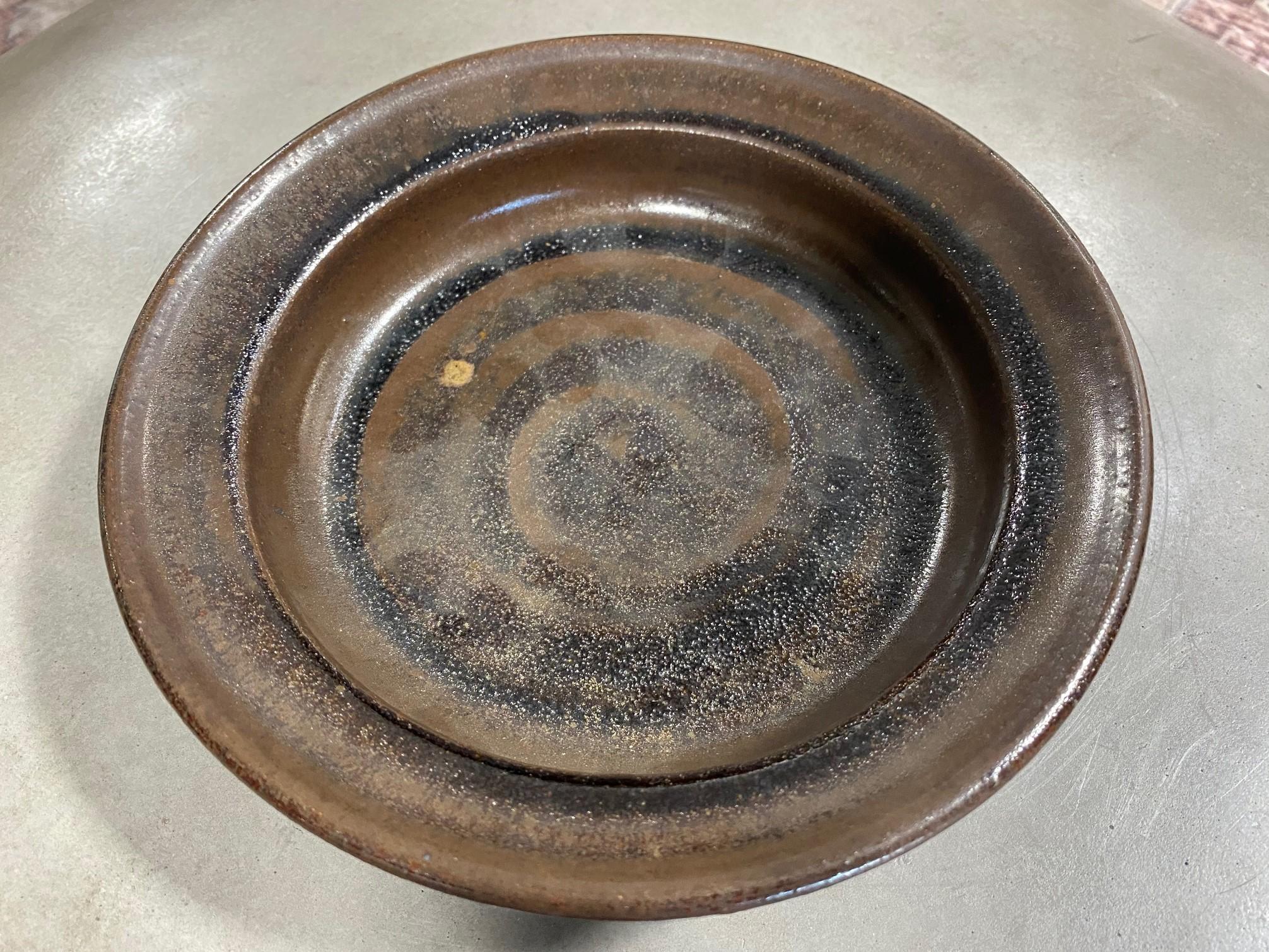 Warren MacKenzie Signed Studio Pottery Ceramic Tenmoku Glazed Footed Bowl In Good Condition For Sale In Studio City, CA
