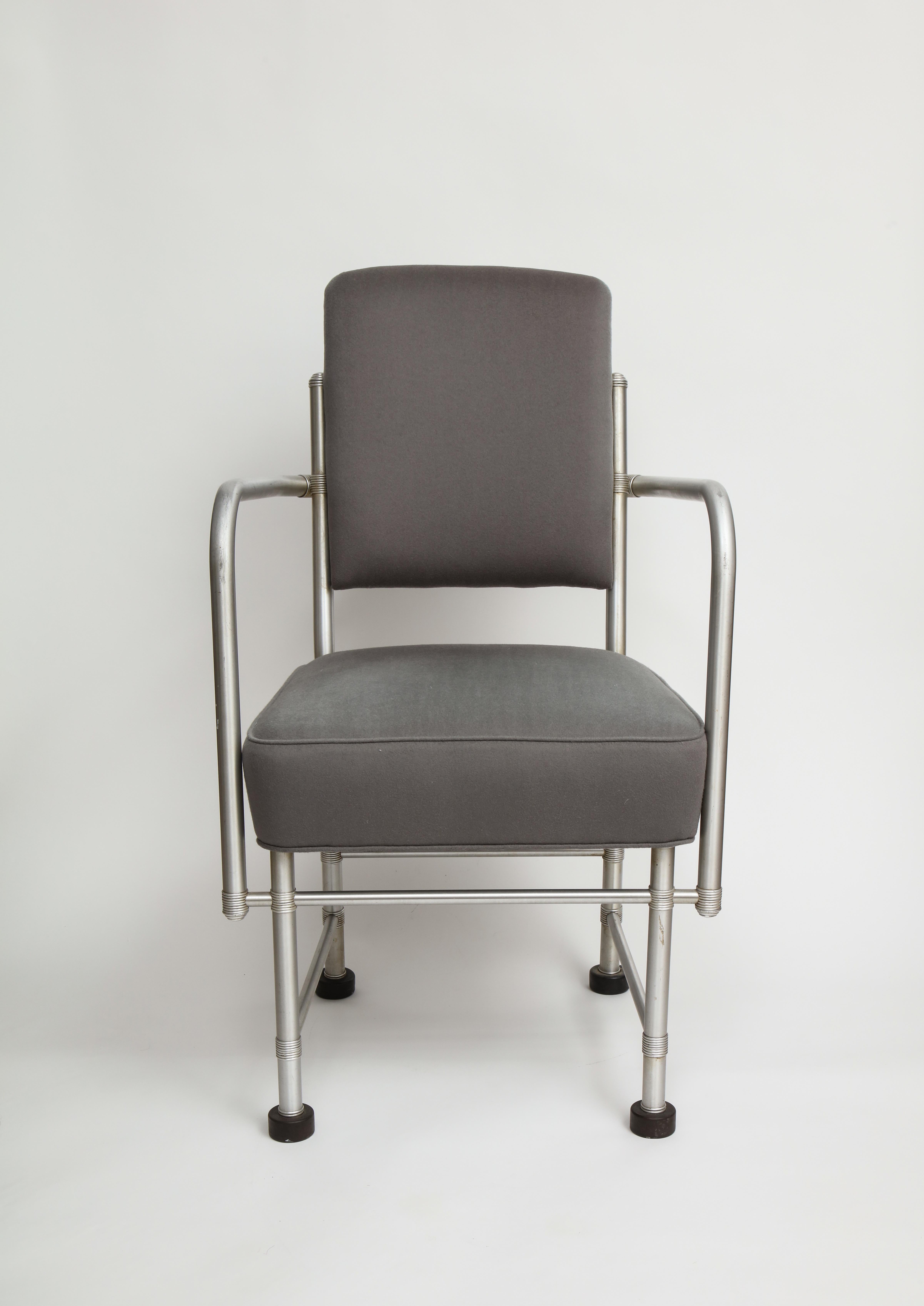 Ère de la machine Fauteuil Art Déco Machine Age en aluminium et laine grise, USA 1930's en vente