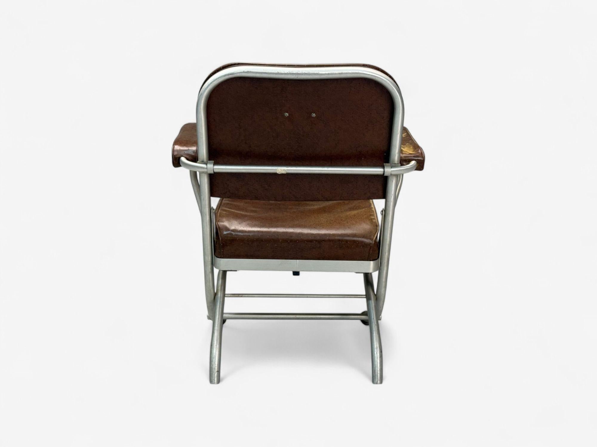 Warren McArthur, cuero marrón, aluminio, sillas plegables, EE.UU. c. 1935 en venta 3