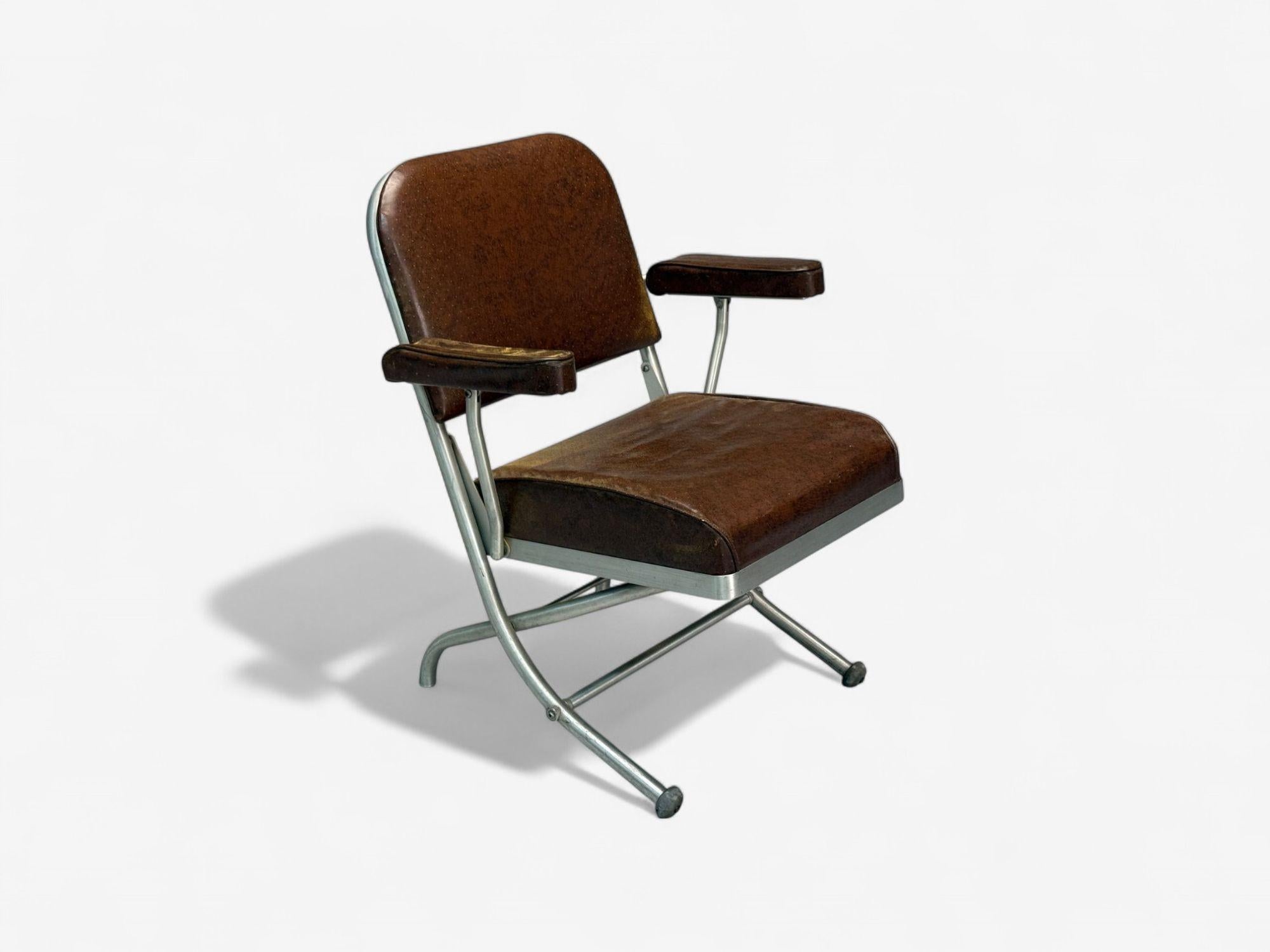 Warren McArthur, Sillas plegables modernas de mediados de siglo, cuero marrón y aluminio, EE.UU. c. 1935

Pareja de sillones plegables de cuero y acero, diseñados y fabricados por Warren McArthur para Mayfair Industries en Estados Unidos, hacia