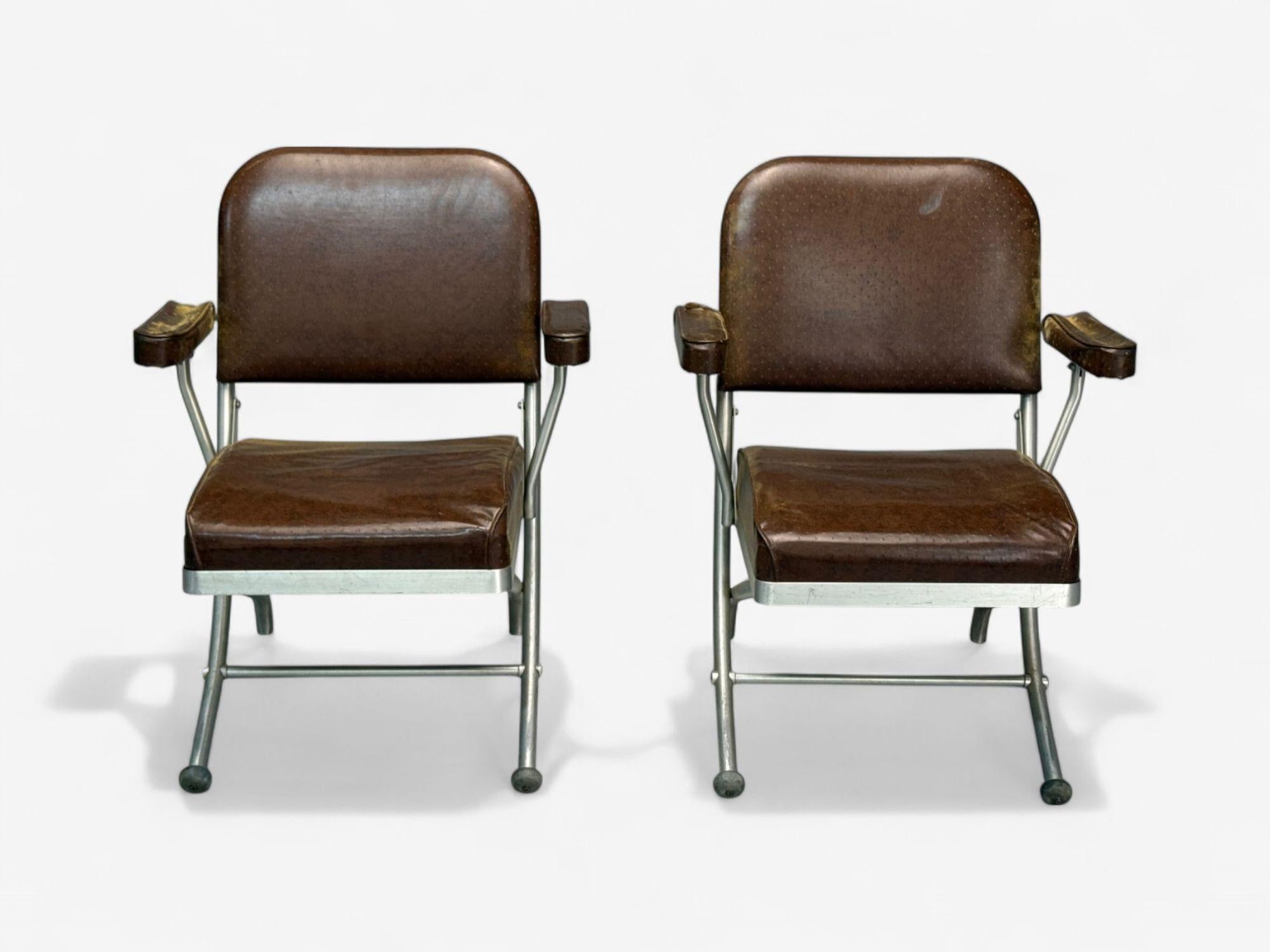 Warren McArthur, cuero marrón, aluminio, sillas plegables, EE.UU. c. 1935 Moderno de mediados de siglo en venta
