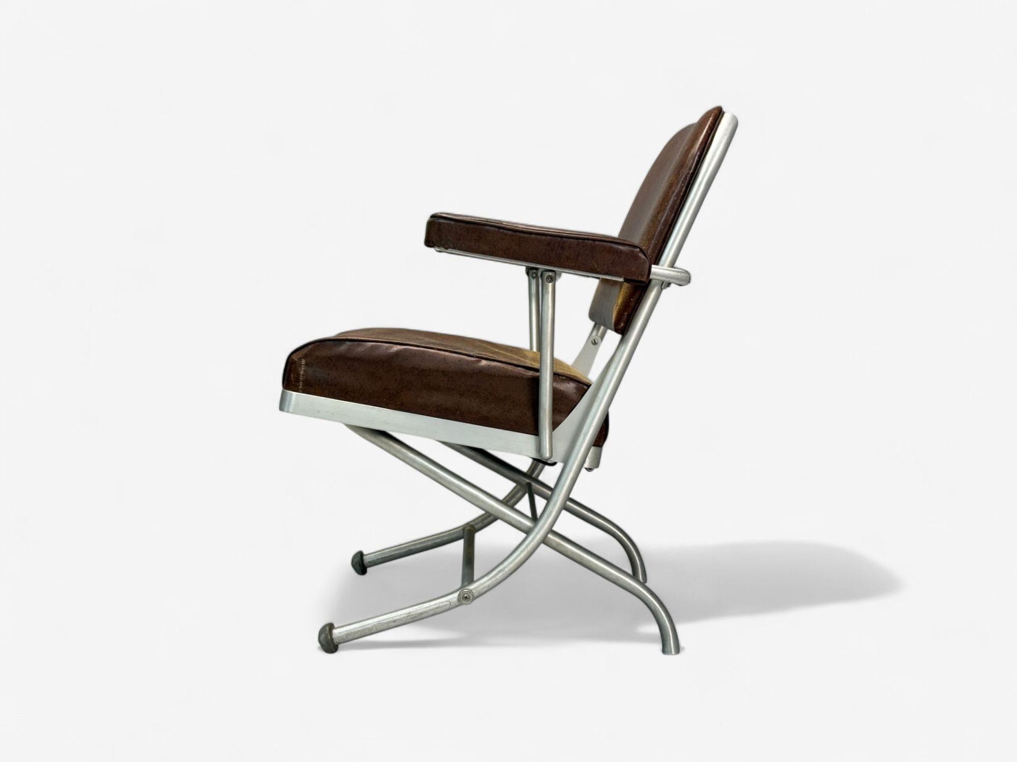 Warren McArthur, cuero marrón, aluminio, sillas plegables, EE.UU. c. 1935 mediados del siglo XX en venta