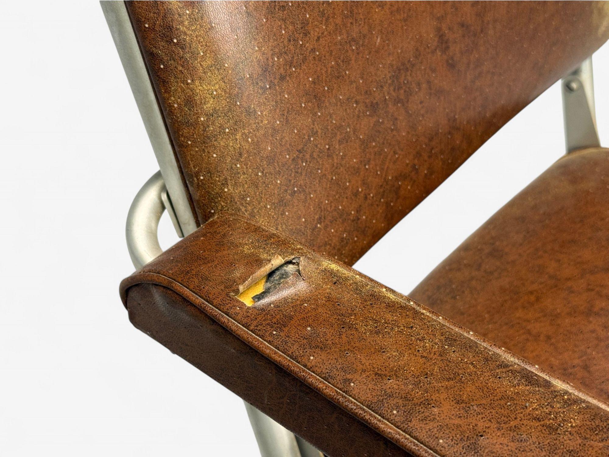 Warren McArthur, cuero marrón, aluminio, sillas plegables, EE.UU. c. 1935 en venta 2