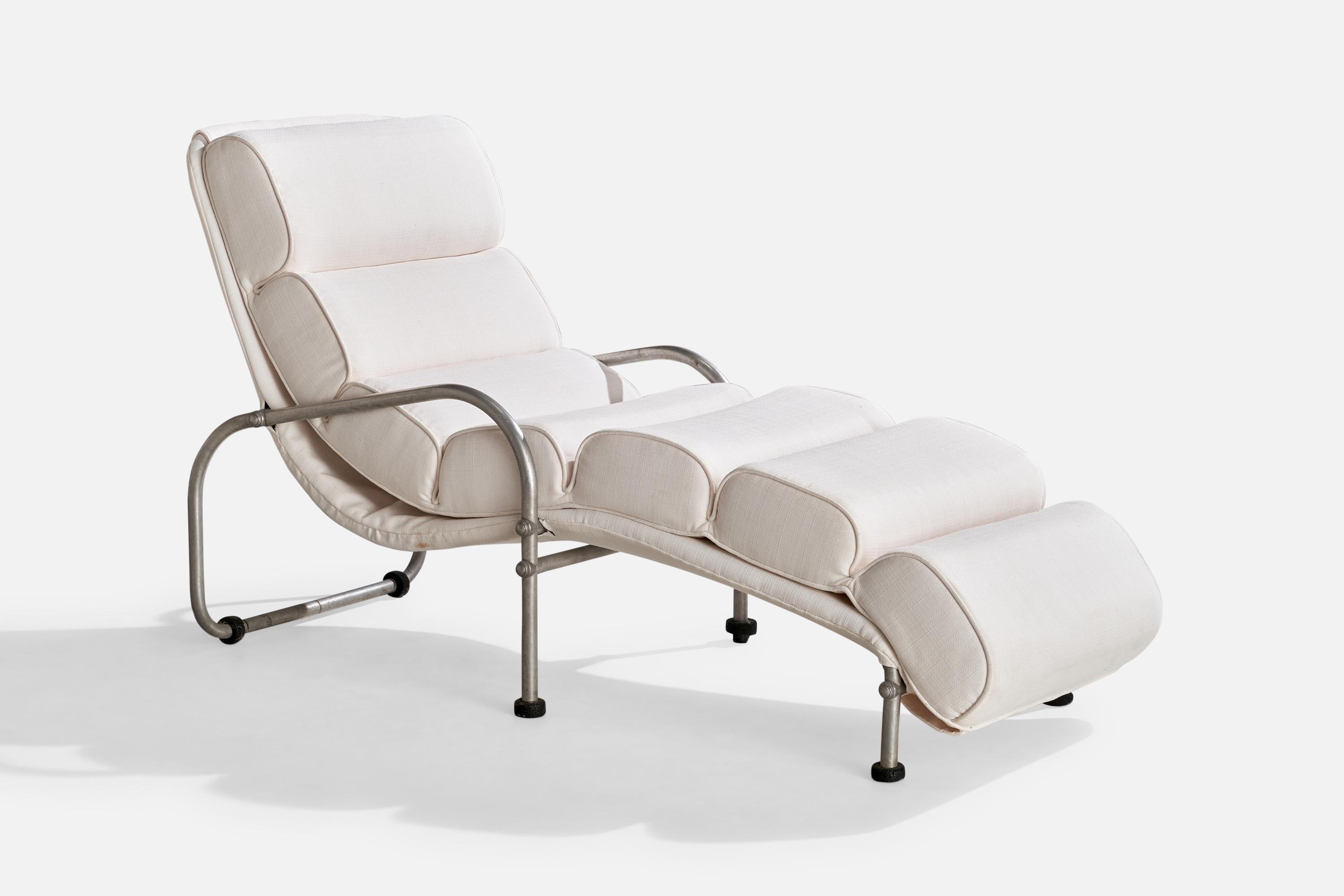 An aluminum and white fabric chaise longue designed and produced by Warren McArthur, USA, c. 1930s.

Reupholstered at some point in recent history, fabric in fair condition.

Dimensions: 33.5
