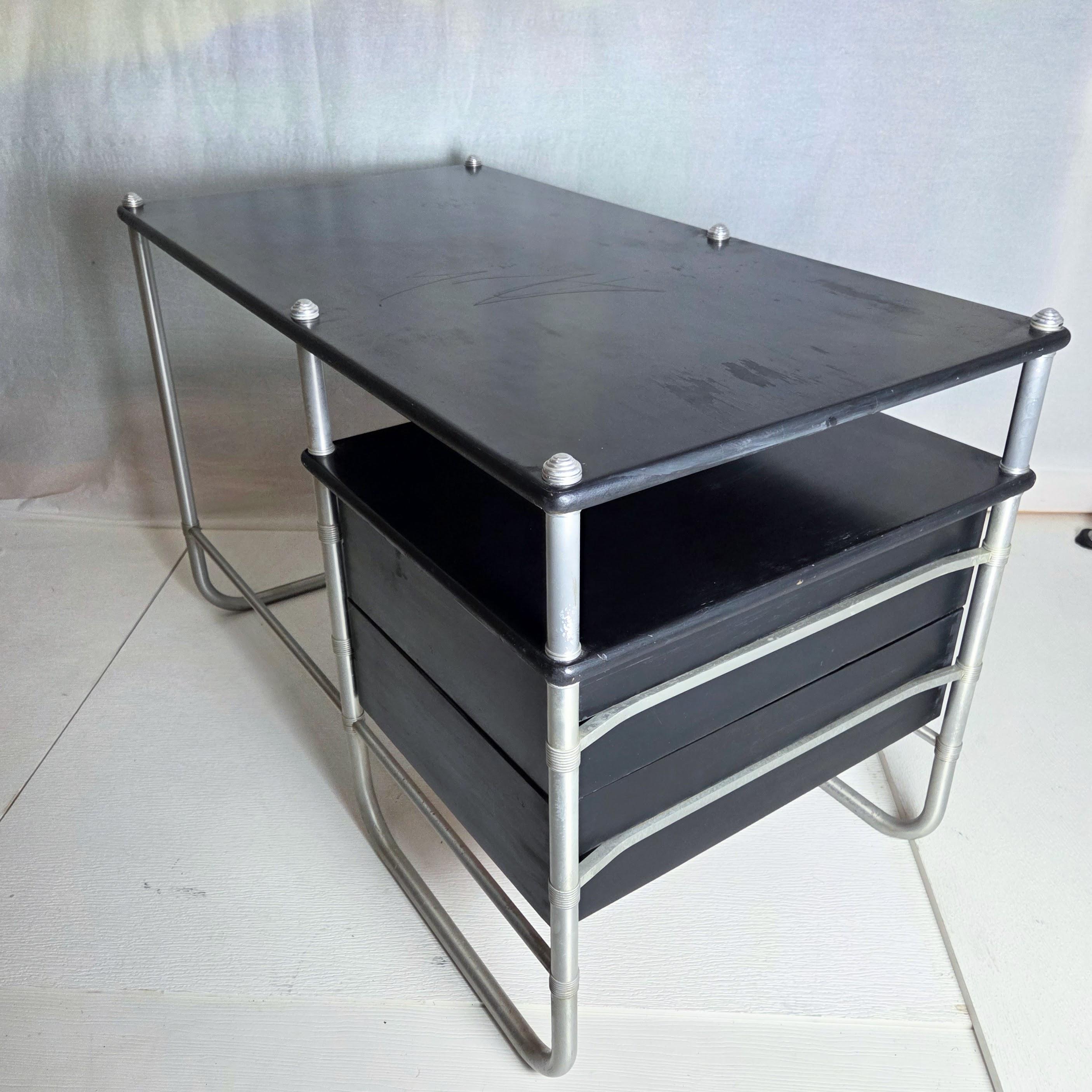 Premier bureau de la Warren McArthur Corporation, fabriqué durant les premières années de Rome, NY
(1933-1934). Ce bureau à la fois compact et imposant met en valeur les matériaux tubulaires de McArthur.
cadre en aluminium avec cols nervurés,