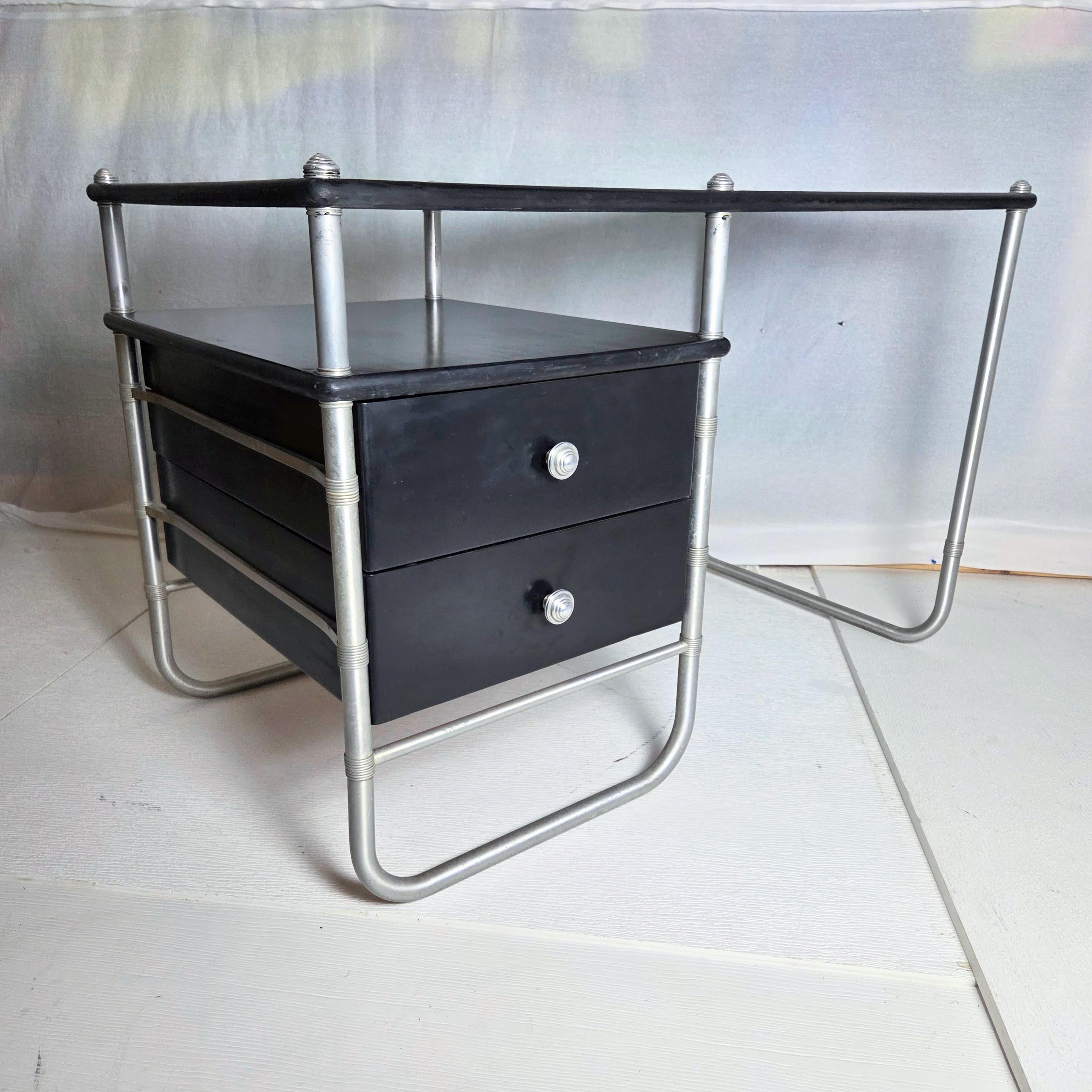 Anodisé Warren McArthur Corporation Model No. 1541-2 Bureau à deux tiroirs Rome. A.I.C. c.1934/35 en vente