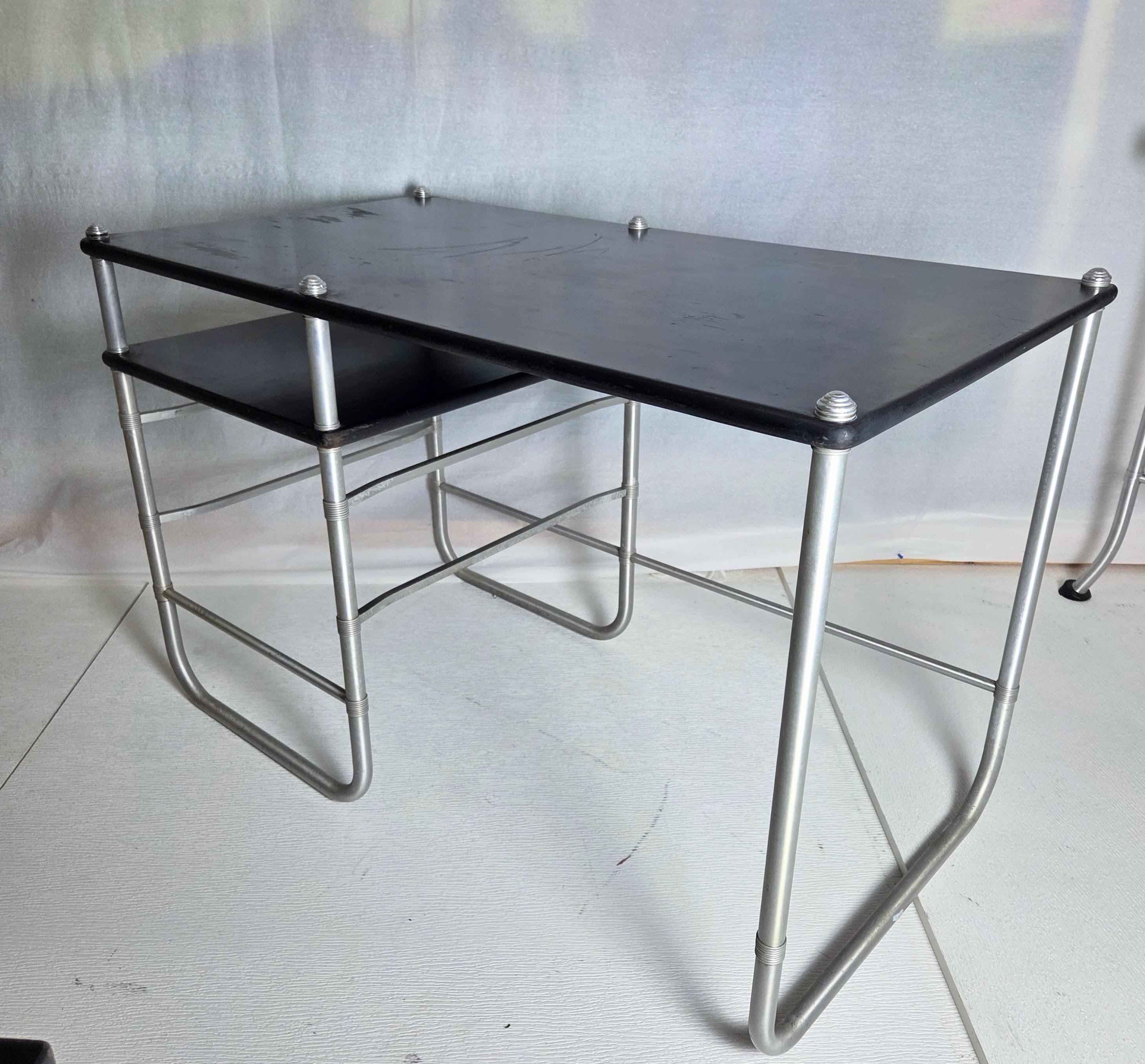 Aluminium Warren McArthur Corporation Model No. 1541-2 Bureau à deux tiroirs Rome. A.I.C. c.1934/35 en vente