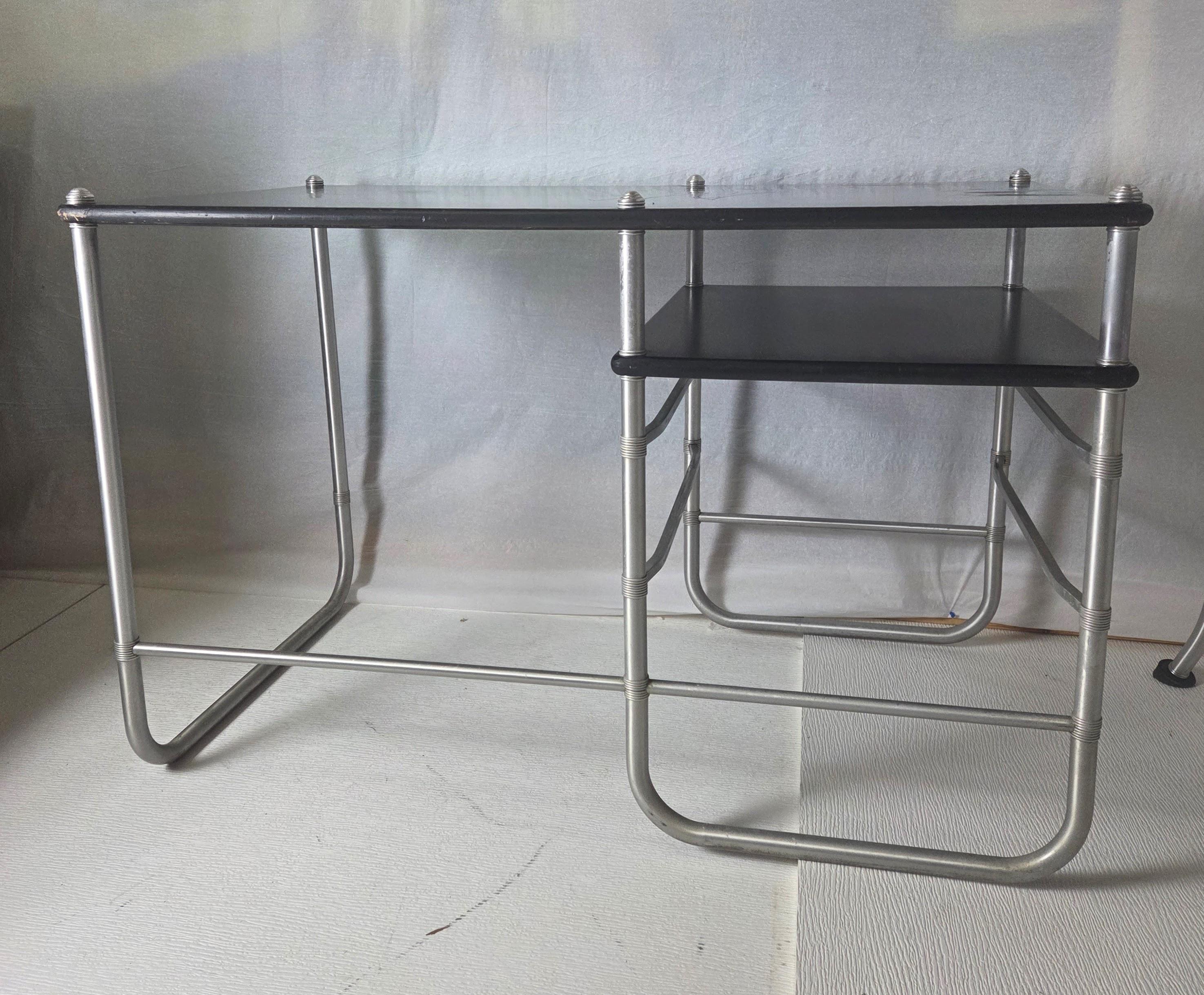Warren McArthur Corporation Model No. 1541-2 Bureau à deux tiroirs Rome. A.I.C. c.1934/35 en vente 2