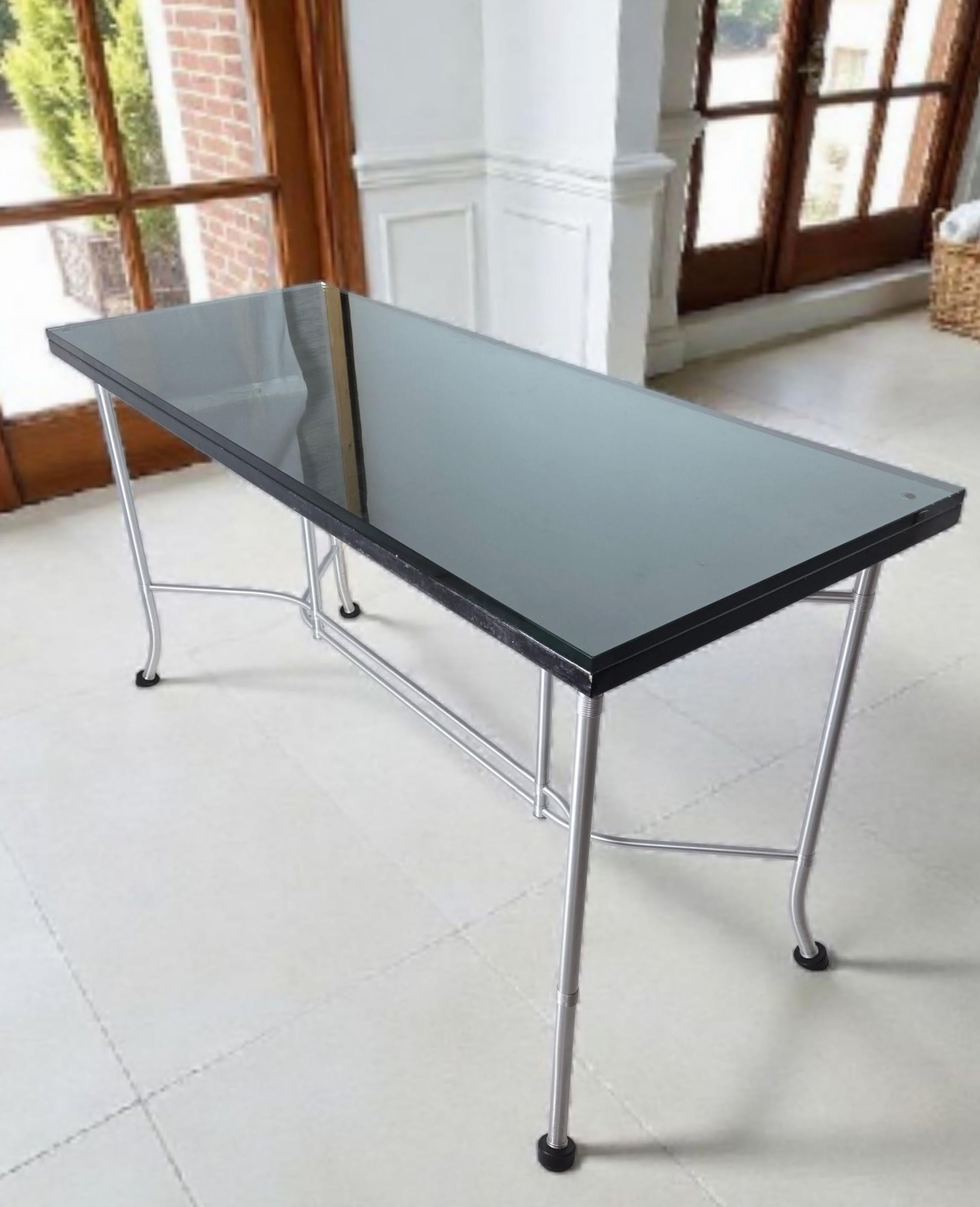 vWarren M-One a commandé une table console/présentoir sur mesure pour le B&M Department Store de Peoria, Illinois, avec son étiquette de commande de Rome NY datée de 2/35. 
Les dimensions standard du modèle 1642-5 sont de 24 x 60 x 28