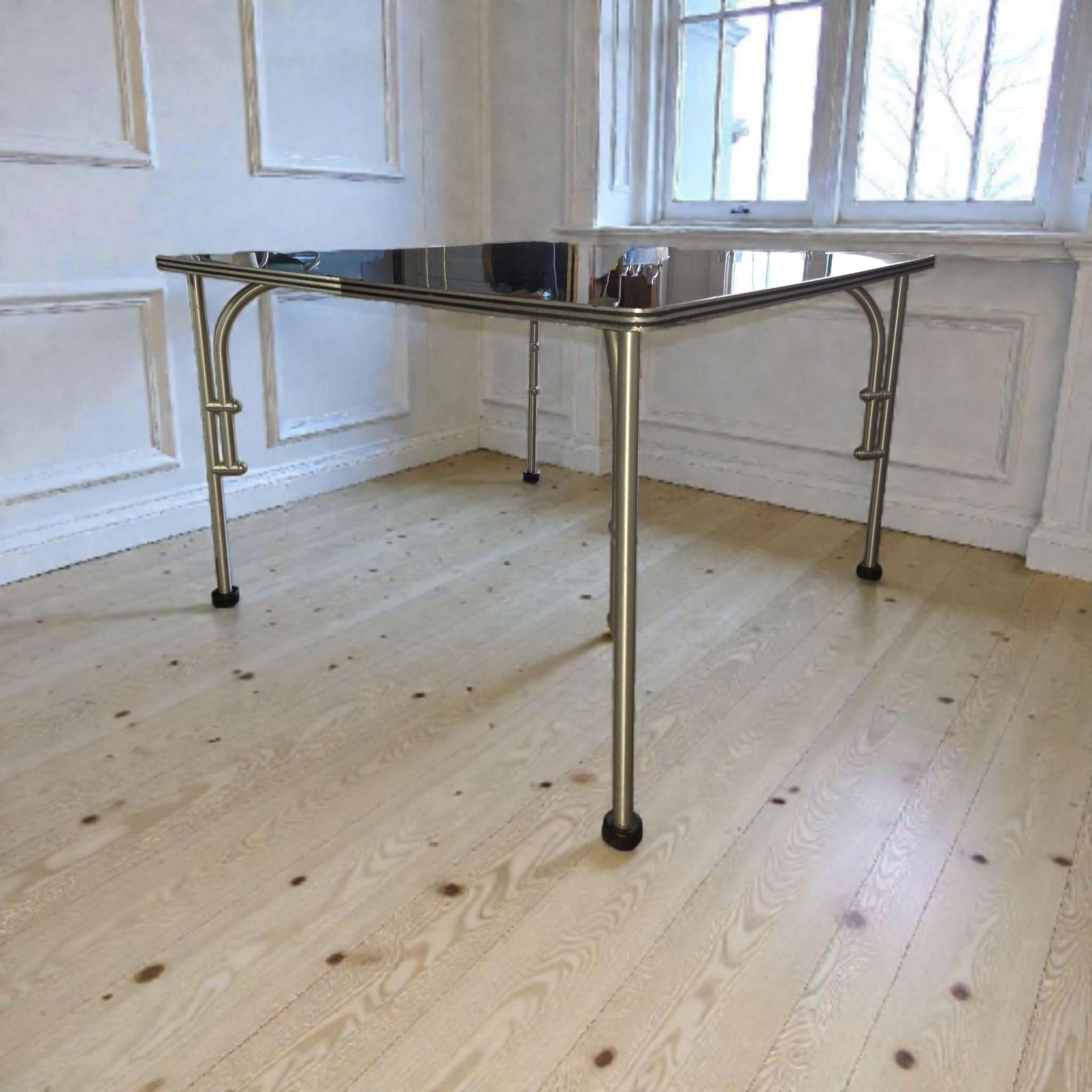 Cette table carrée de Warren McArthur, datant d'environ 1938, incarne l'élégance industrielle raffinée qui définit les œuvres les plus recherchées du designer. Avec ses dimensions compactes mais généreuses de 42 x 42 pouces, elle fait