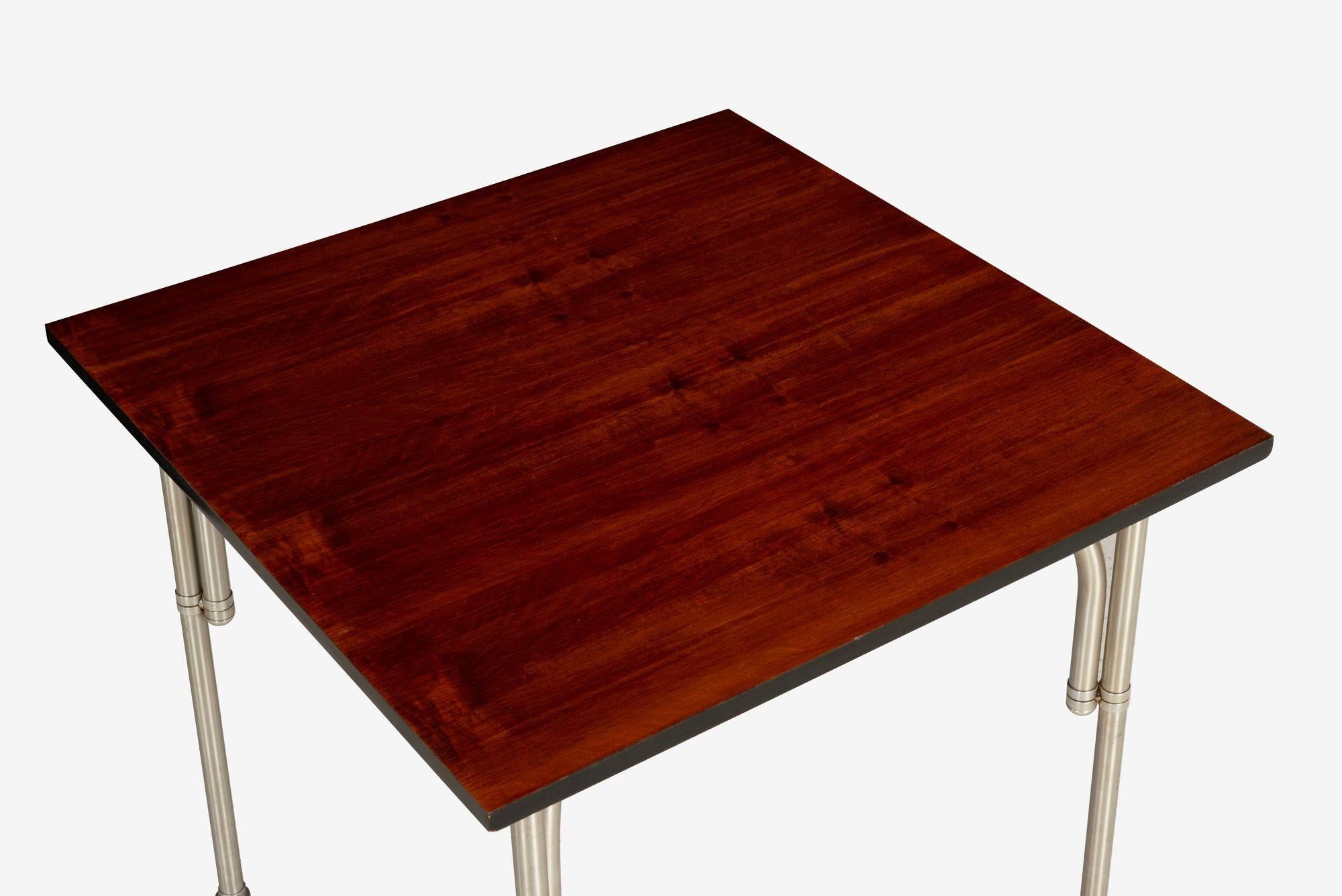 Mesa auxiliar Warren McArthur, 1942
Tapa de madera de arce teñida con el borde pintado de negro sobre un ligero armazón de aluminio. La estructura tubular está diseñada con el característico sistema de abrazaderas entrelazadas de McArthur, una