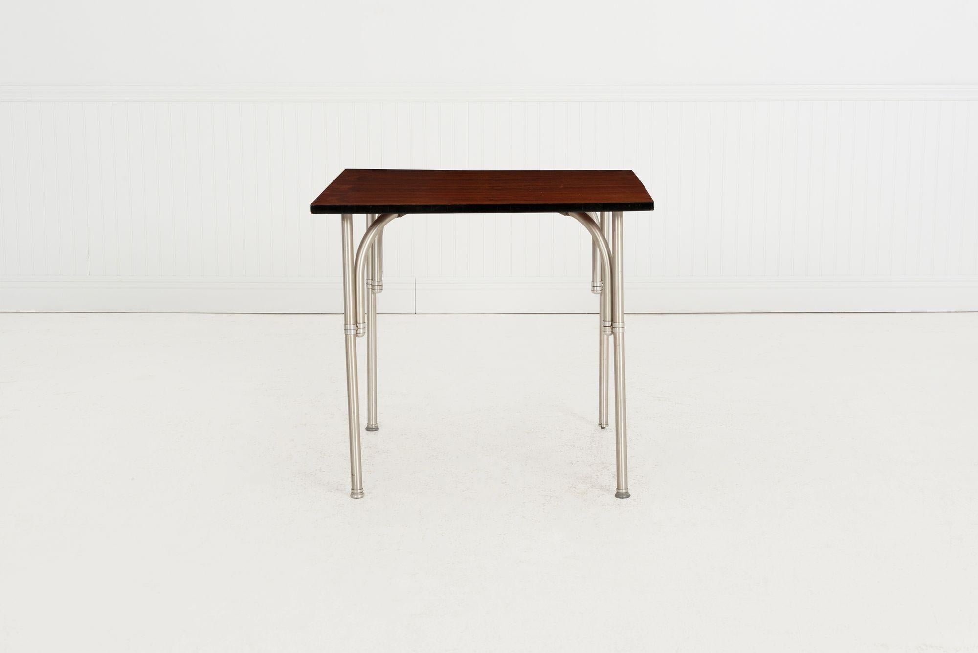 Mesa auxiliar Warren McArthur, 1942 Appliqué en venta