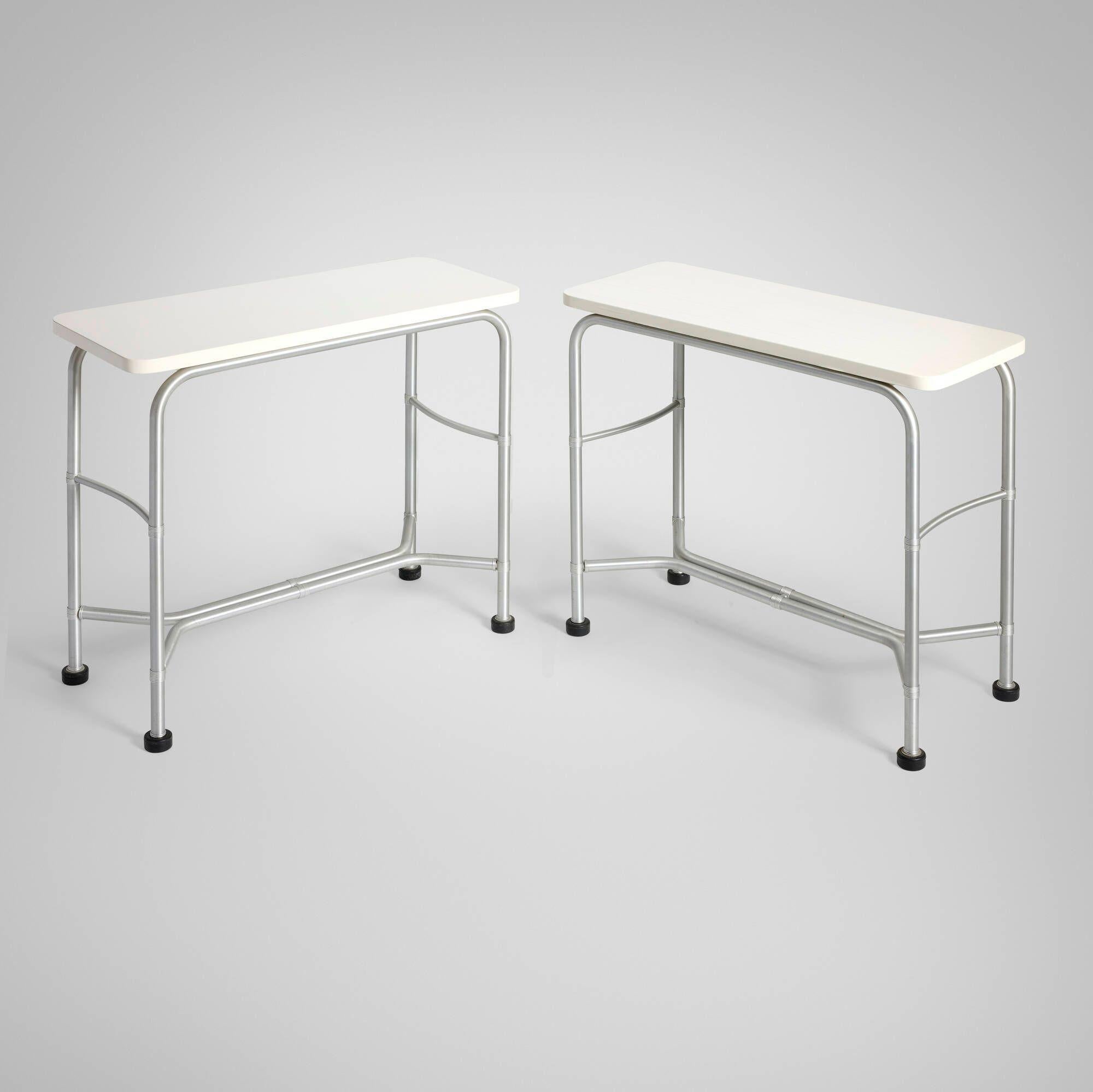 Warren McArthur Pareja de consolas
Warren McArthur Corporation, c. 1933
Estructura de aluminio con tableros de madera pintada y componentes de goma.
Dimensiones: 30¼ h × 35¼ w × 14 d in (77 × 90 × 36 cm)
Estado: Buen estado general, con algunas