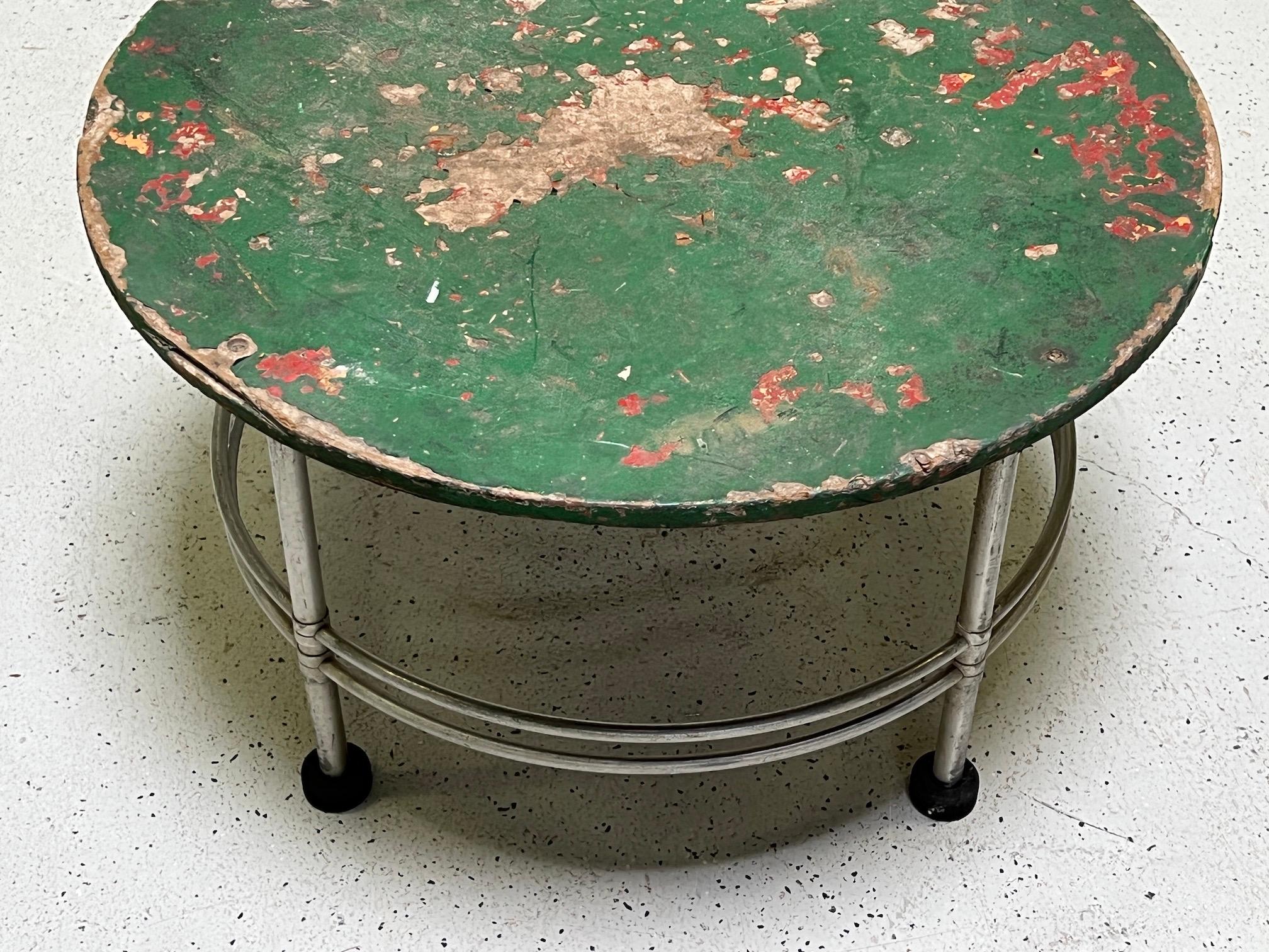 Warren McArthur table d'appoint avec plateau patiné en vente 9