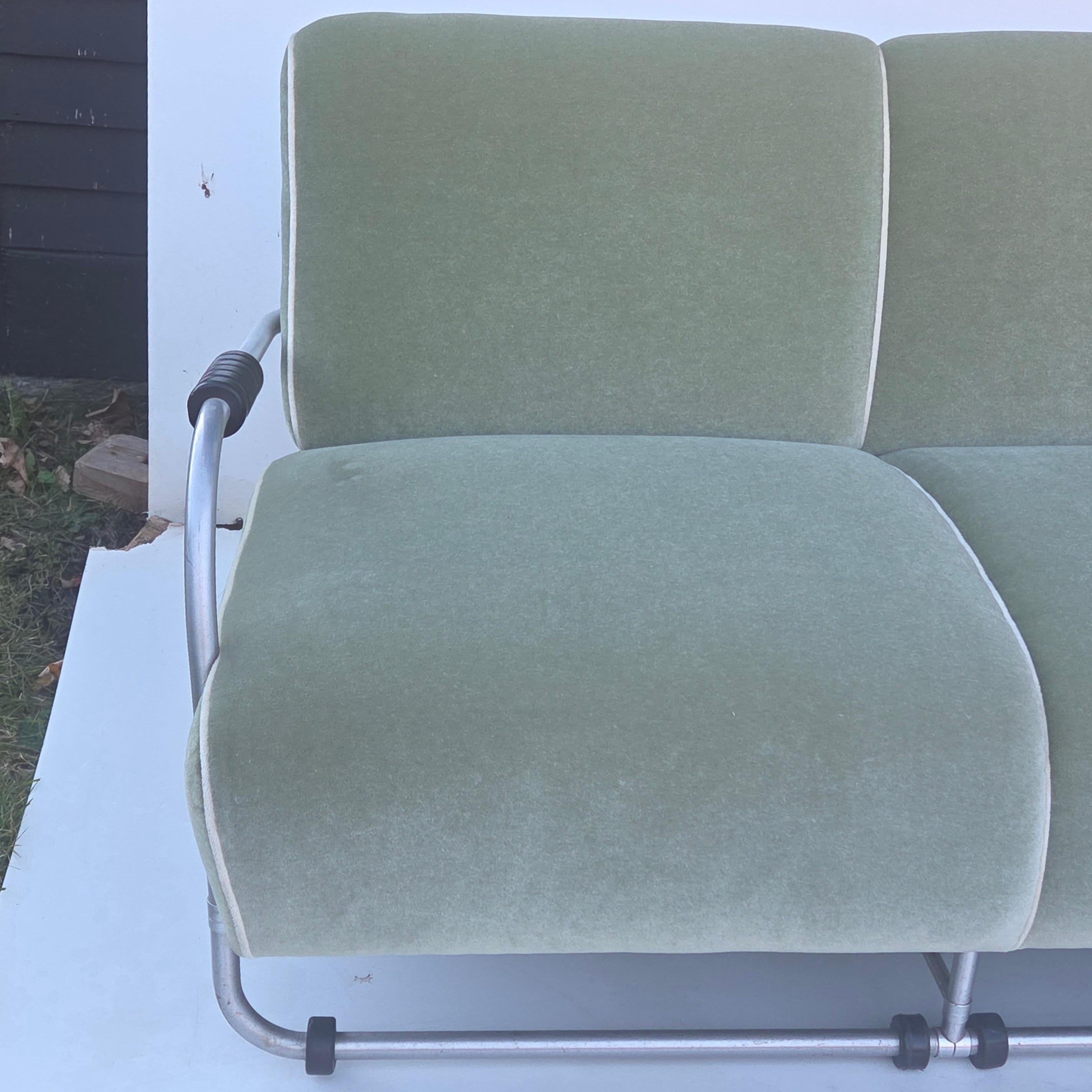 Sofá de 3 plazas Warren McArthur Estilo nº 977L AUR Mohair Celadón 1938 en venta 2