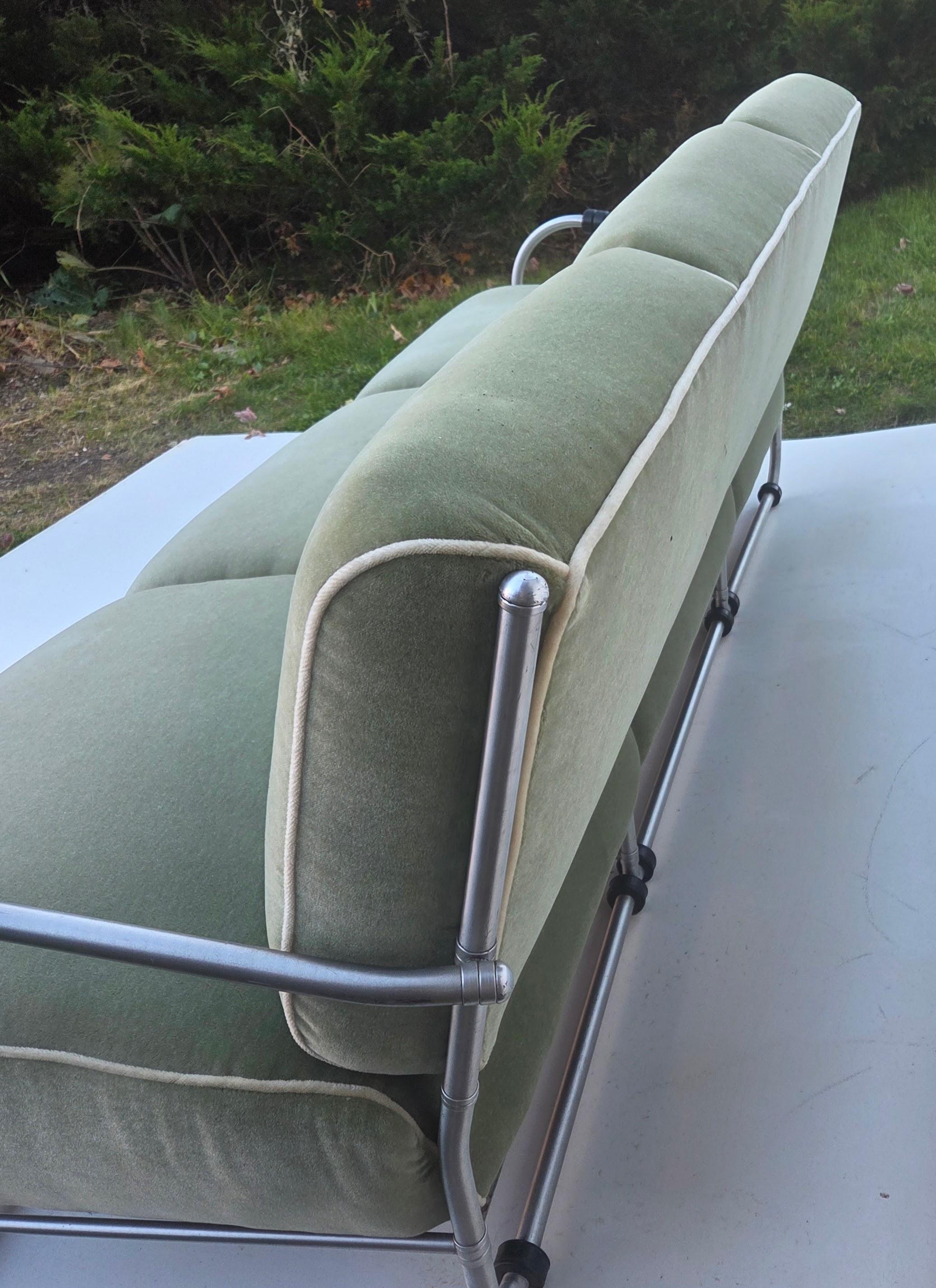 Sofá de 3 plazas Warren McArthur Estilo nº 977L AUR Mohair Celadón 1938 en venta 10