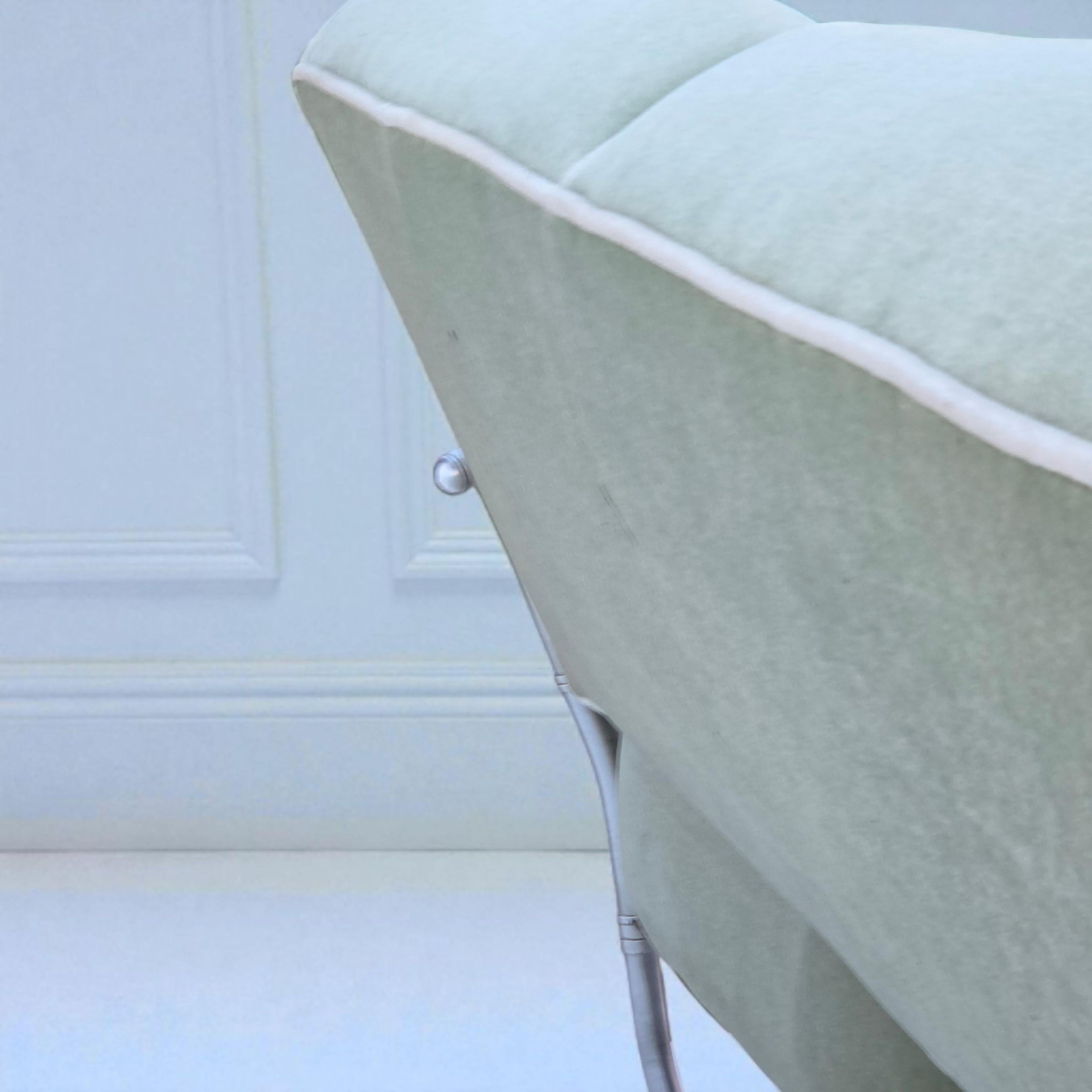 Sofá de 3 plazas Warren McArthur Estilo nº 977L AUR Mohair Celadón 1938 Anodizado en venta