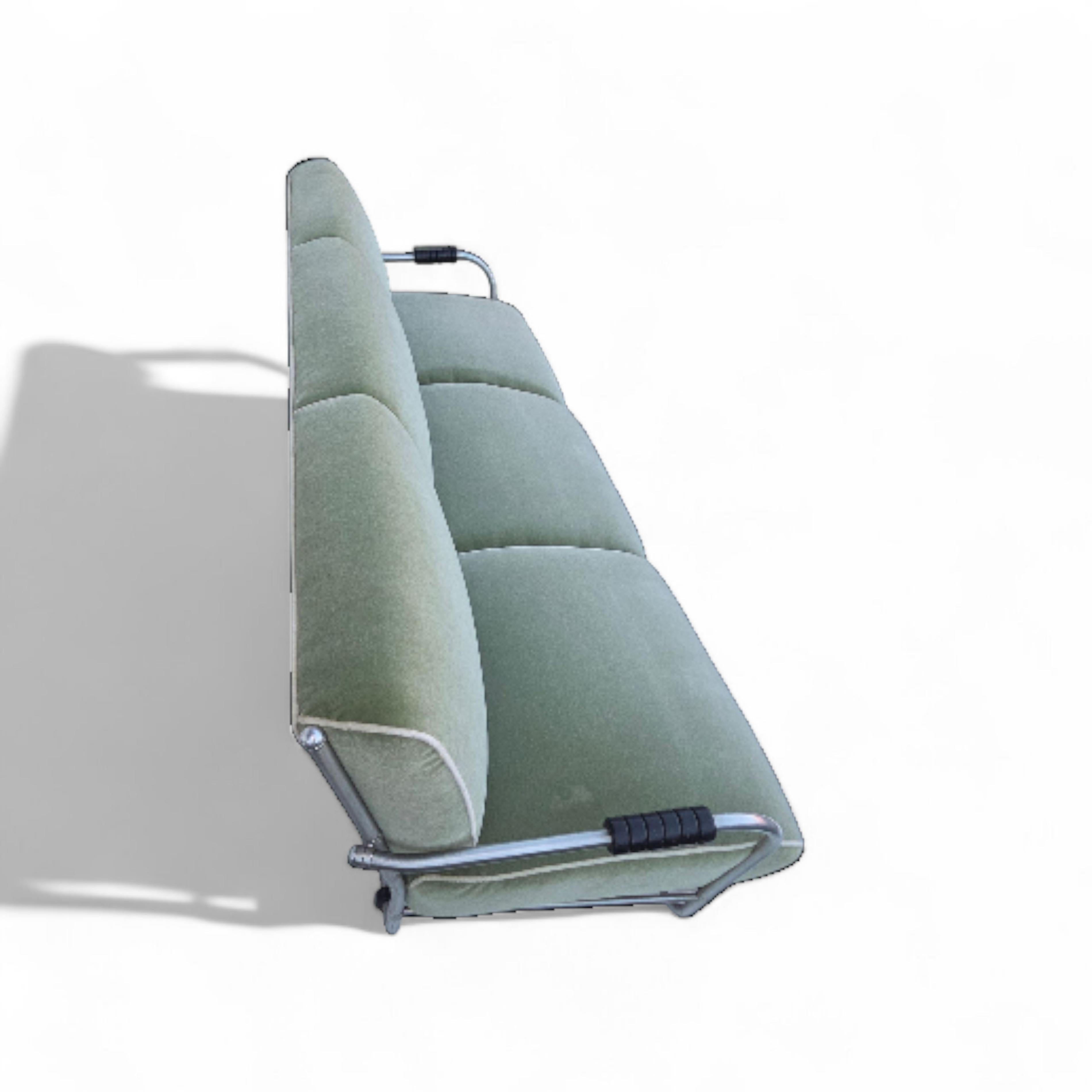 Sofá de 3 plazas Warren McArthur Estilo nº 977L AUR Mohair Celadón 1938 en Bueno estado para la venta en Camden, ME