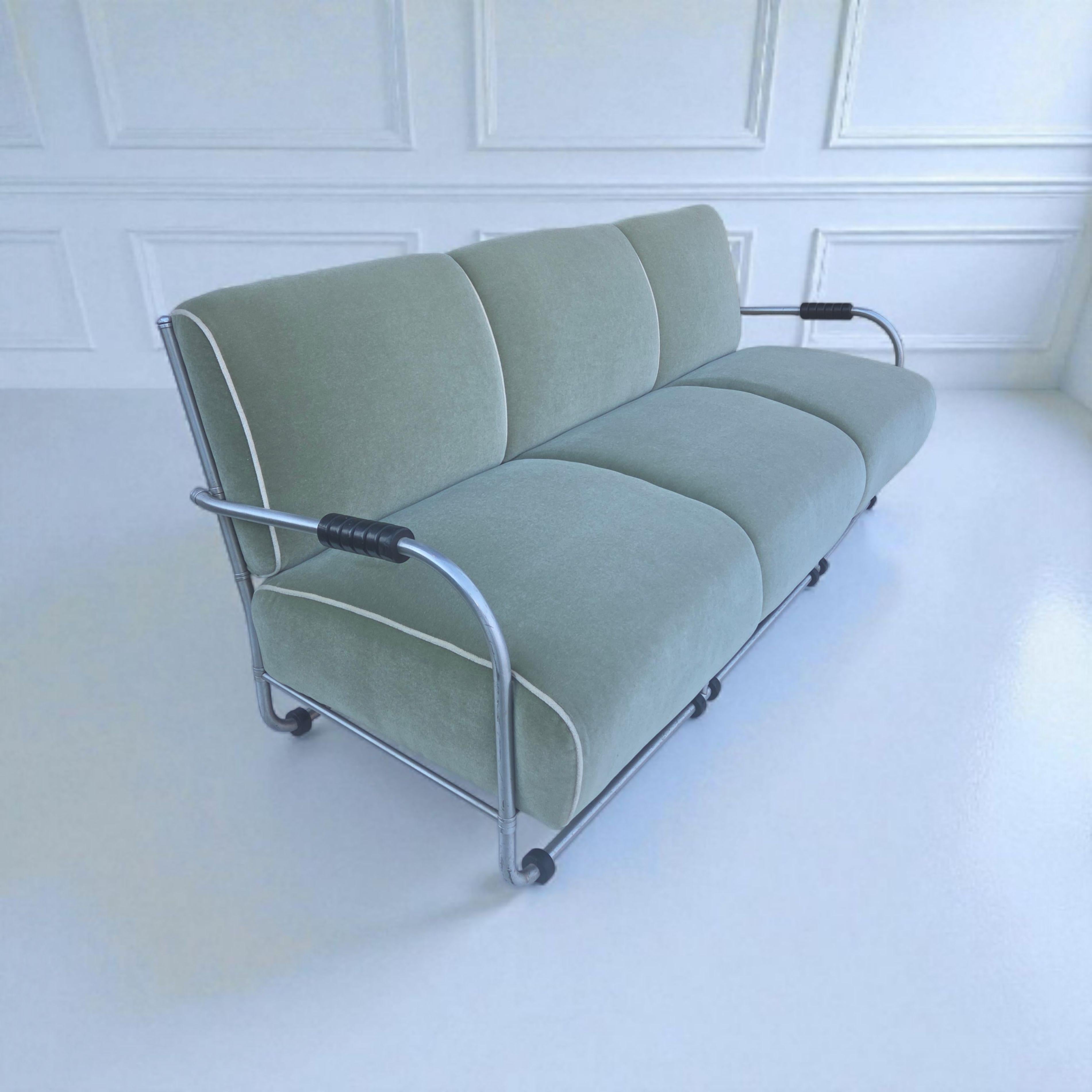 Sofá de 3 plazas Warren McArthur Estilo nº 977L AUR Mohair Celadón 1938 siglo XX en venta