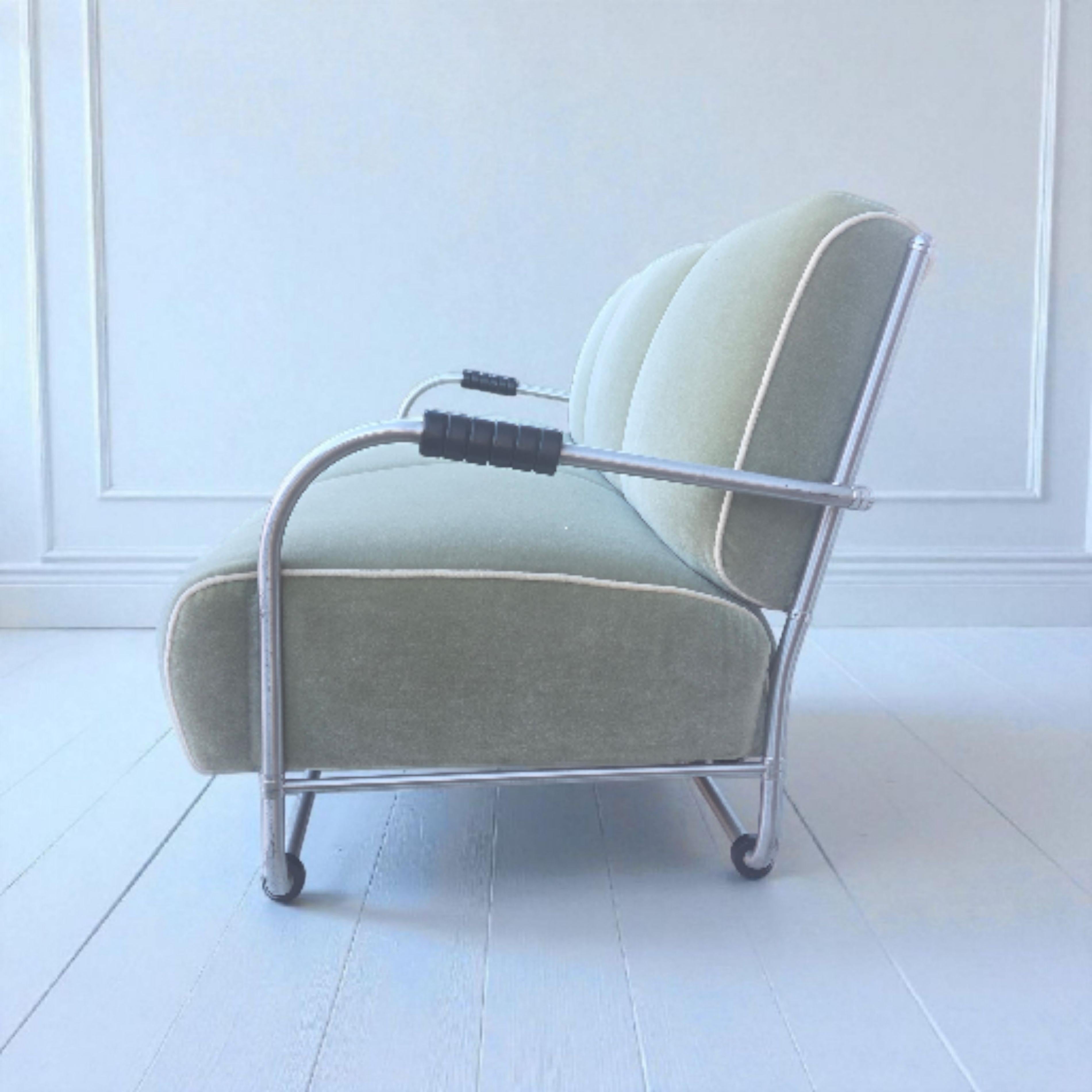 Sofá de 3 plazas Warren McArthur Estilo nº 977L AUR Mohair Celadón 1938 Aluminio en venta