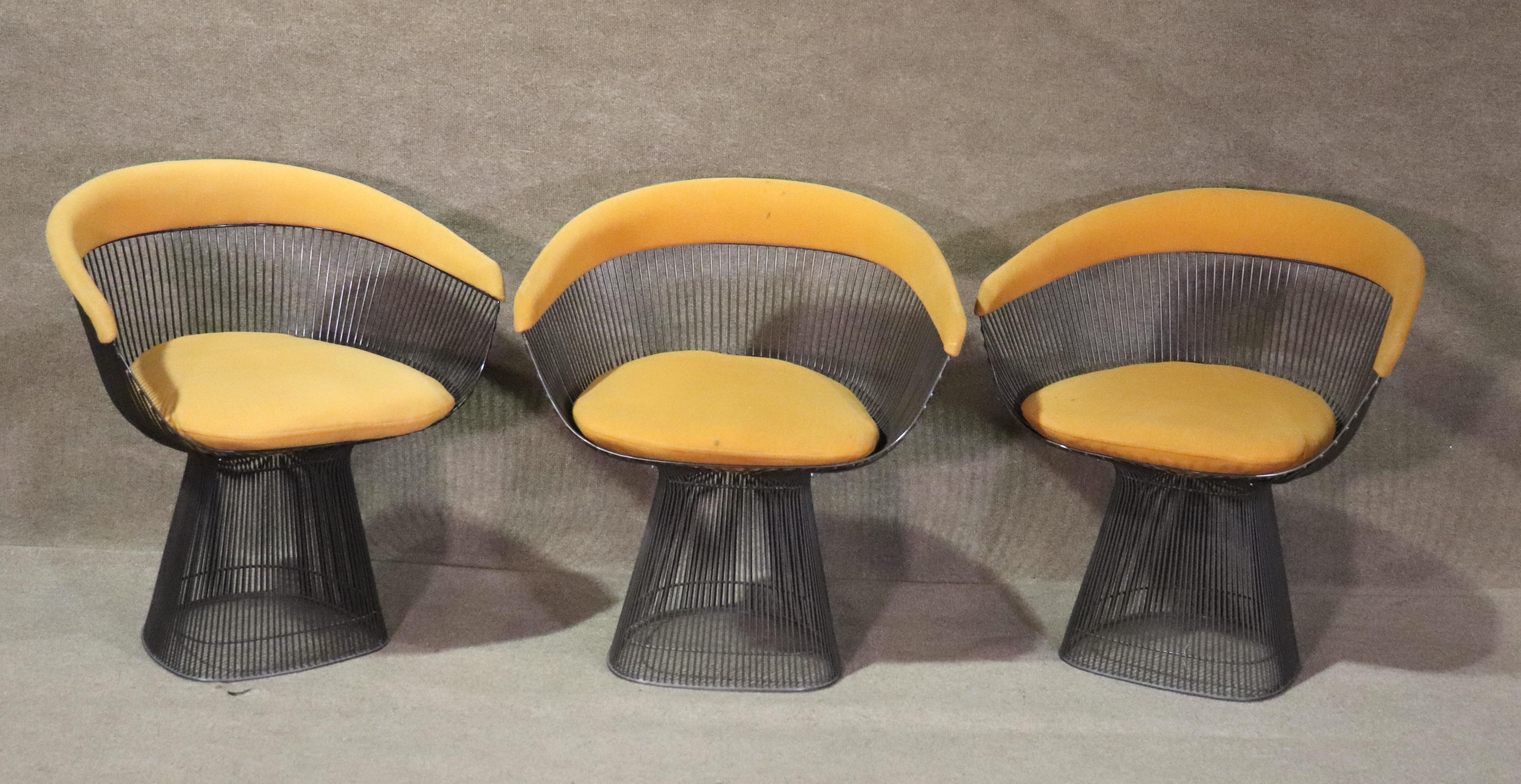 Einzelner Warren Platner Sessel von Knoll. Unverwechselbares Drahtdesign mit Sockelmotiv und abgerundeter Rückseite. Komfort und Design aus der Mitte des Jahrhunderts!
Bitte geben Sie an, wie viele von 3 Sie wünschen.

Bitte bestätigen Sie den