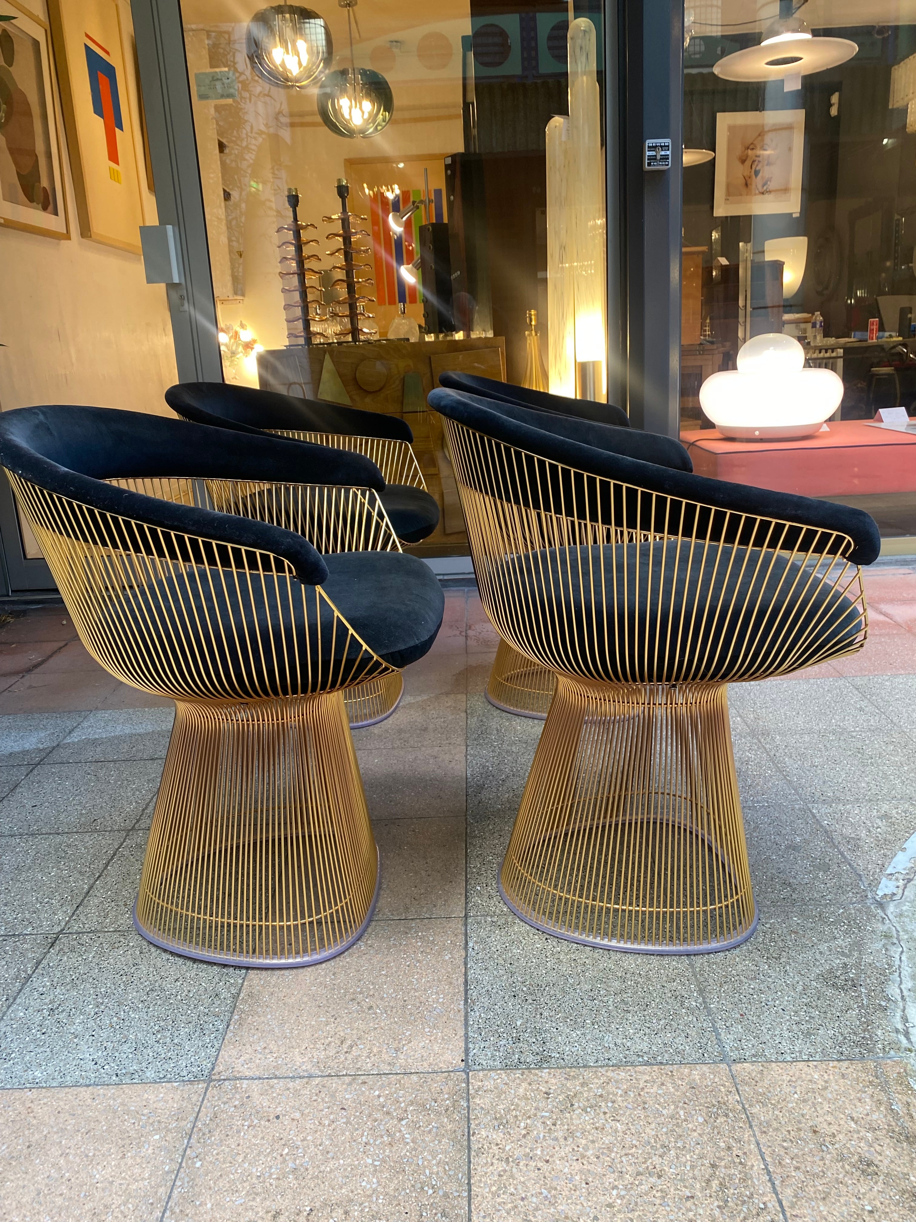 Warren Platner
4 Platner side chairs
50th anniversary limited edition
Knoll Edition
Black velvet / 18k gold plated metal
Perfect condition (original protections)
73 x 76 x 58 cm
Rare