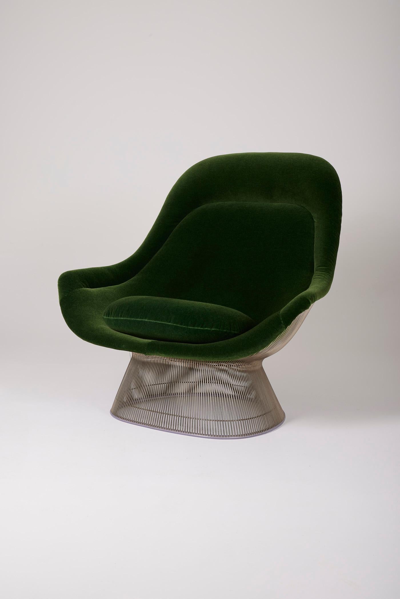 Chromed metal armchair by designer Warren Platner (1919-2006) produced by Knoll in the 1970s. The seat and back are in green velvet, the structure and base are in chromed metal. The Platner armchair is a design classic from the 