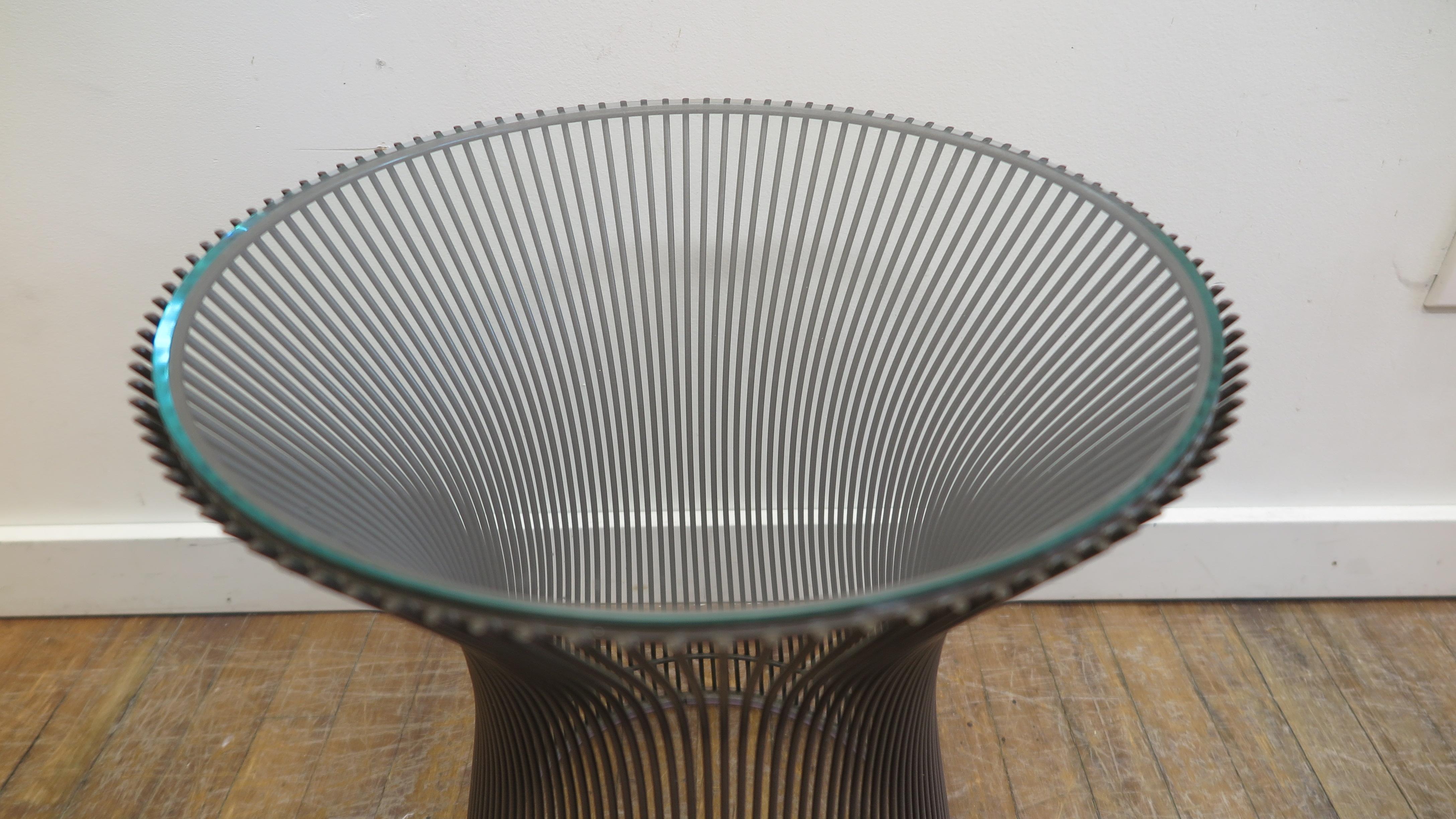 Warren Platner side table bronze. Iconic Warren Platner side table in bronze original period manufacture 1966-1972. In very good original condition.
The listing includes 1 table.
