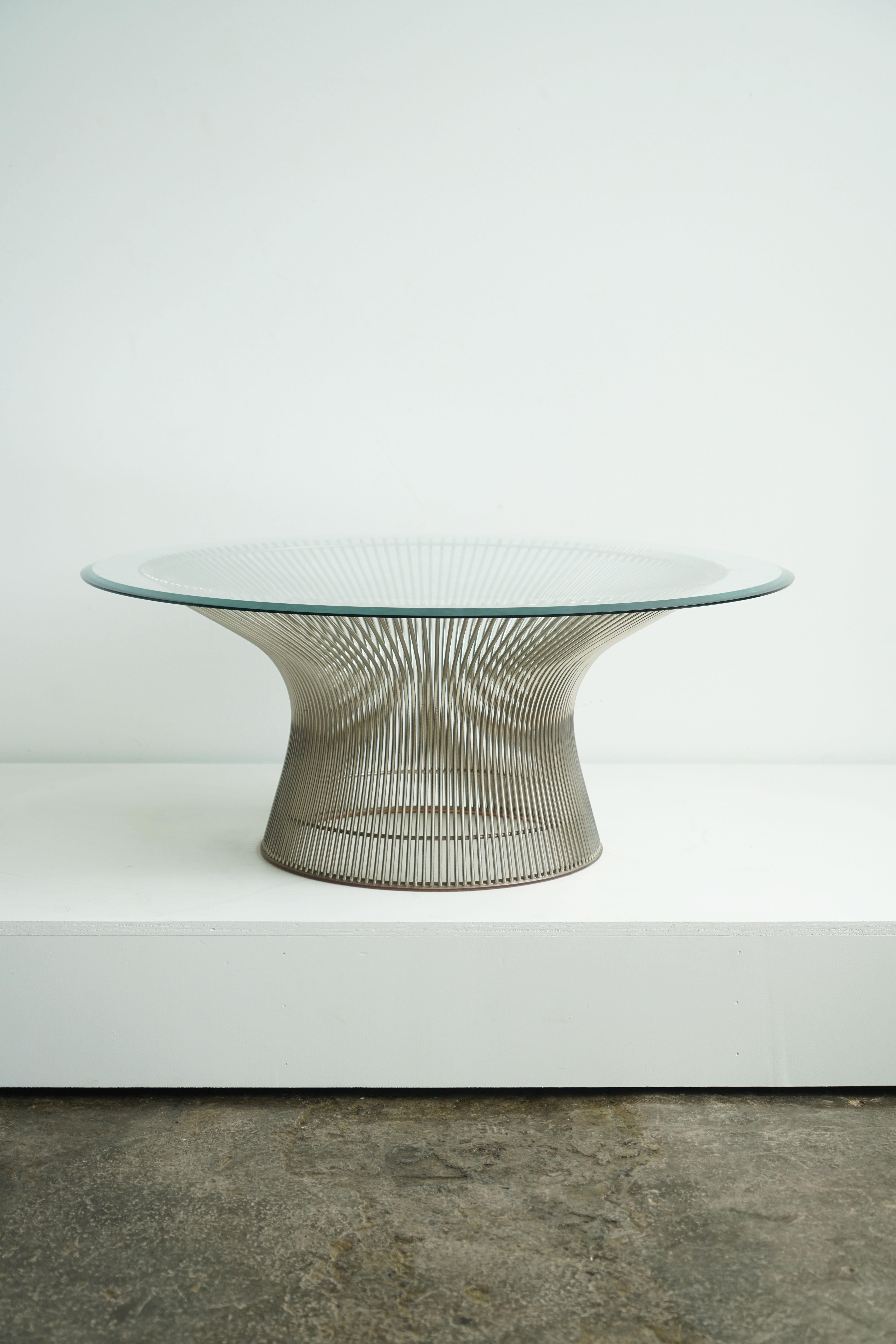Tavolino da caffè Warren Platner per Knoll.
Finitura nichel, piano in vetro.

Piano in vetro da 36