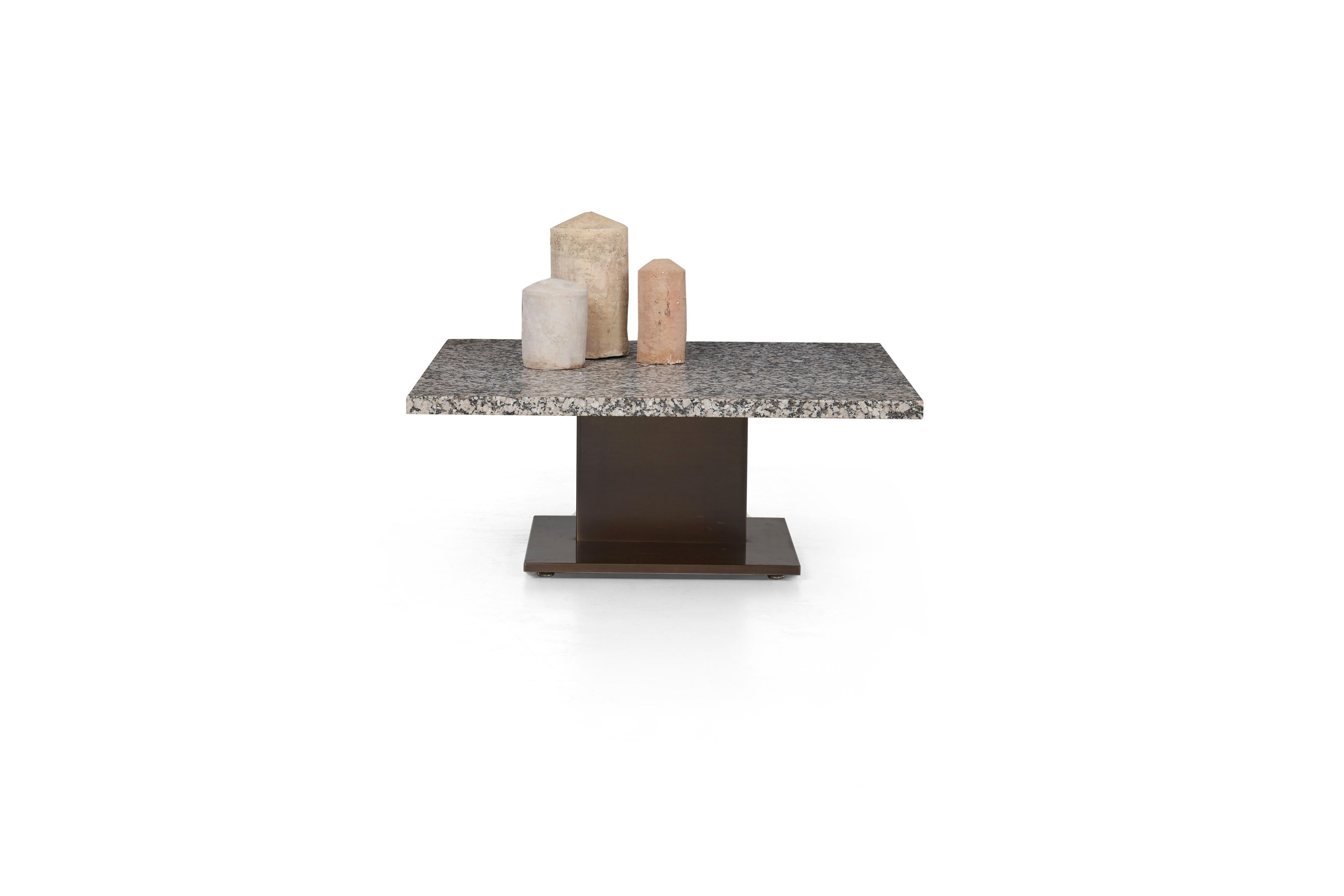 Table basse personnalisée, commande architecturale d'intérieur de Platner Studio, fabriquée par Lehigh Leopold.
Plateau en granit Luna Pearl adouci et base en bronze.
 