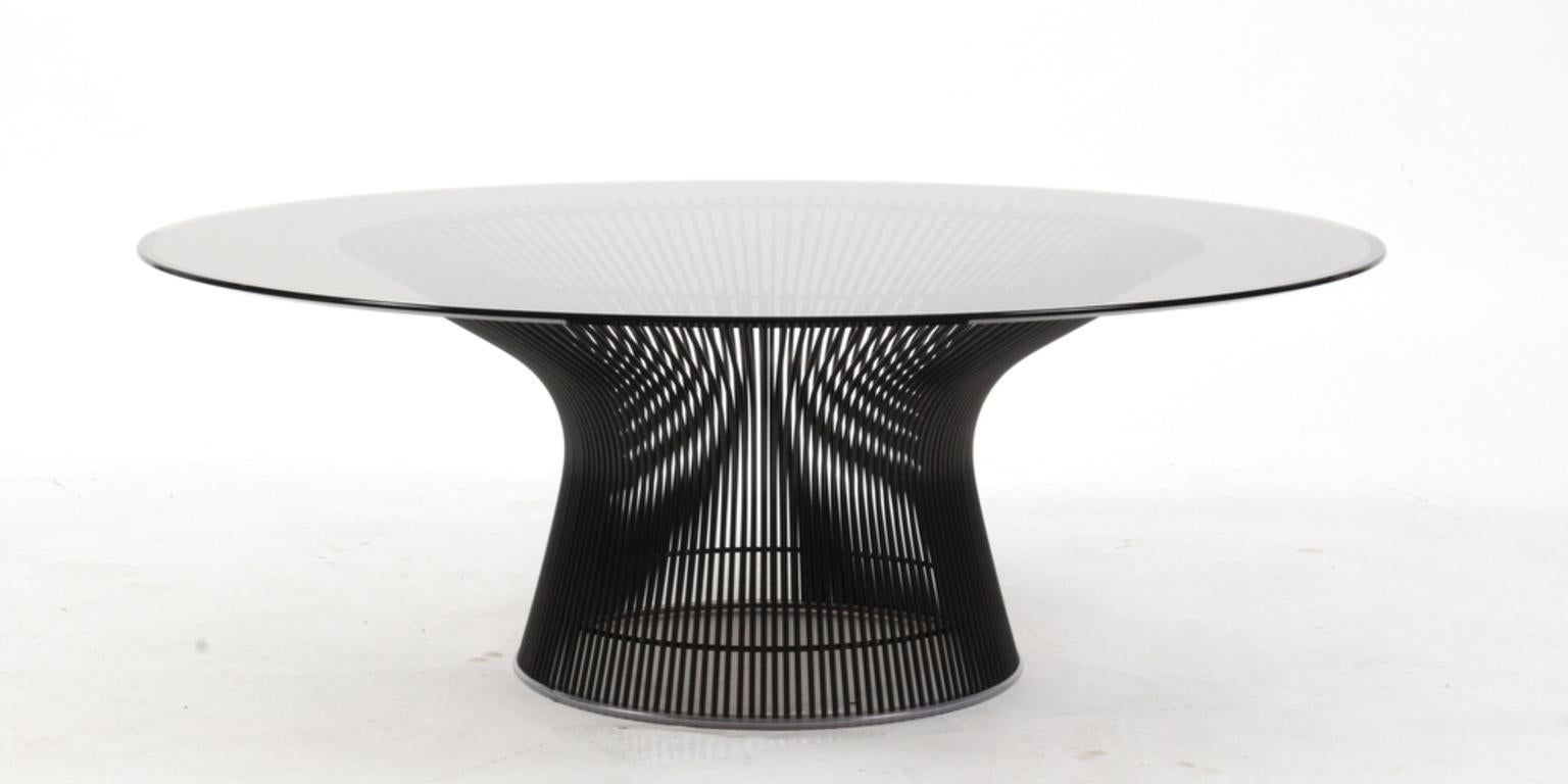 Warren Platner coffee table with wire frame base.

Smokey faceted glass plate.

Model 3712T, fremstillet af Knoll International.