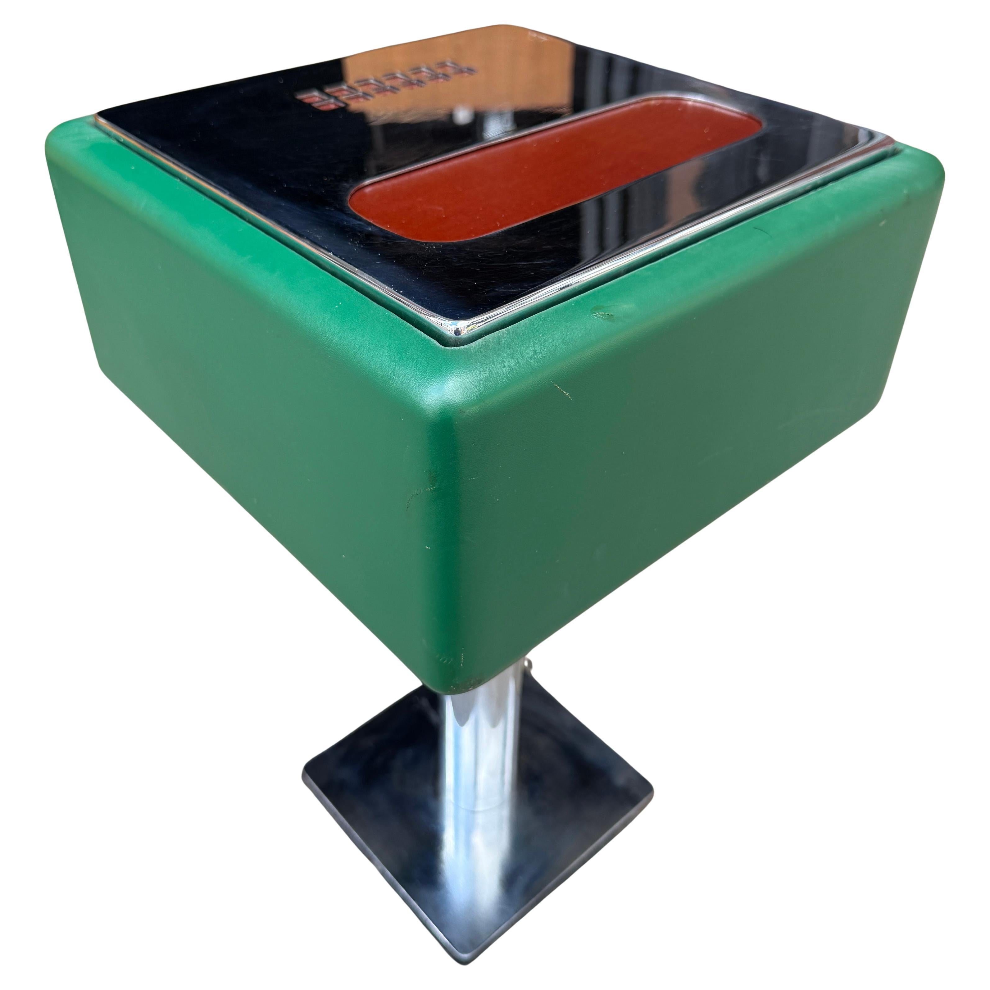 Tavolo da telefono personalizzato di Warren Platner per Knoll International, USA, circa 1970. Raro esempio del raffinato design modernista di Steele, questo pezzo presenta un corpo avvolto in pelle verde su una base in acciaio cromato. Le aperture