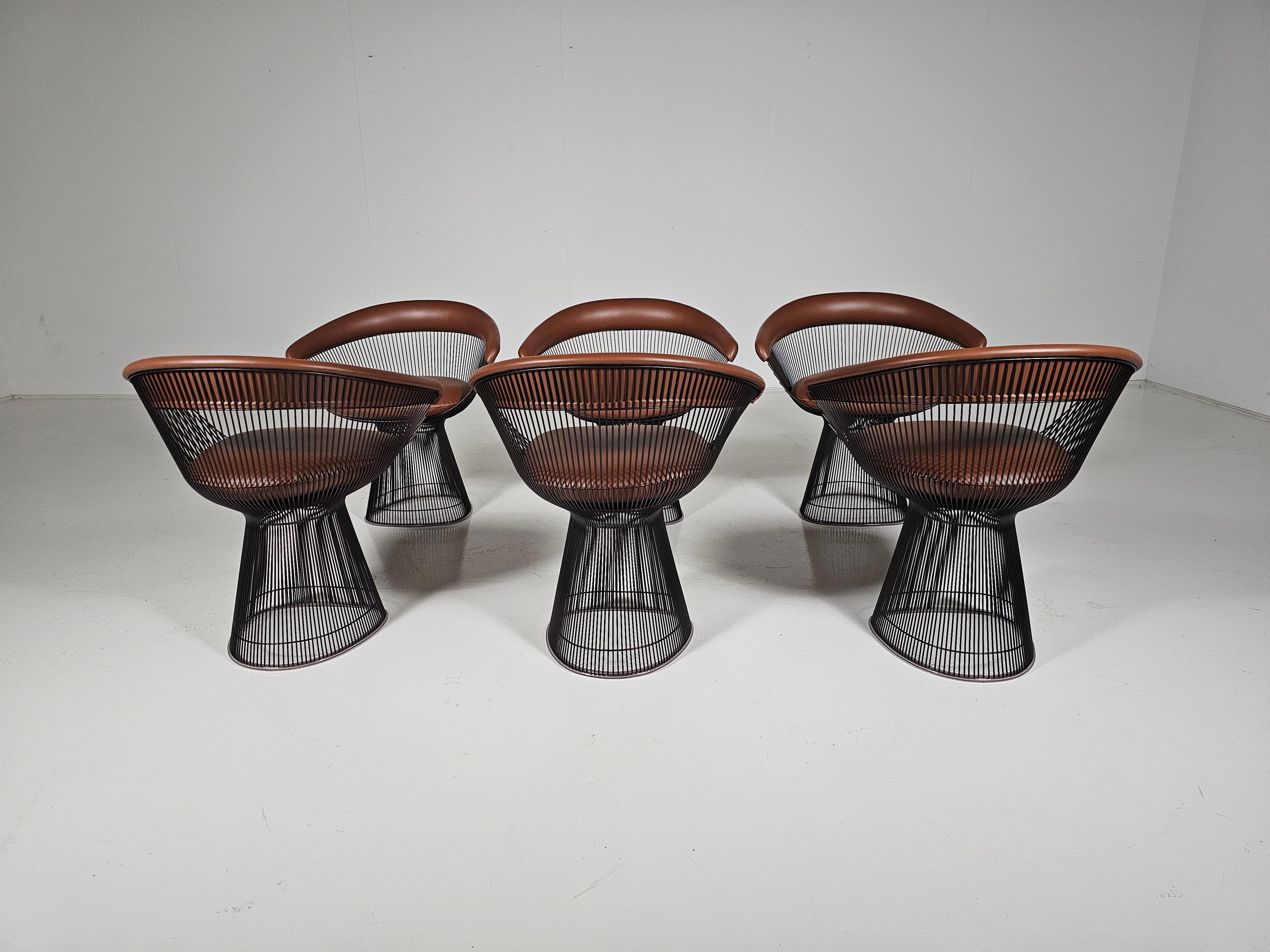 Contemporary Warren Platner dining chairs in bronze and brown leather, Knoll International For Sale