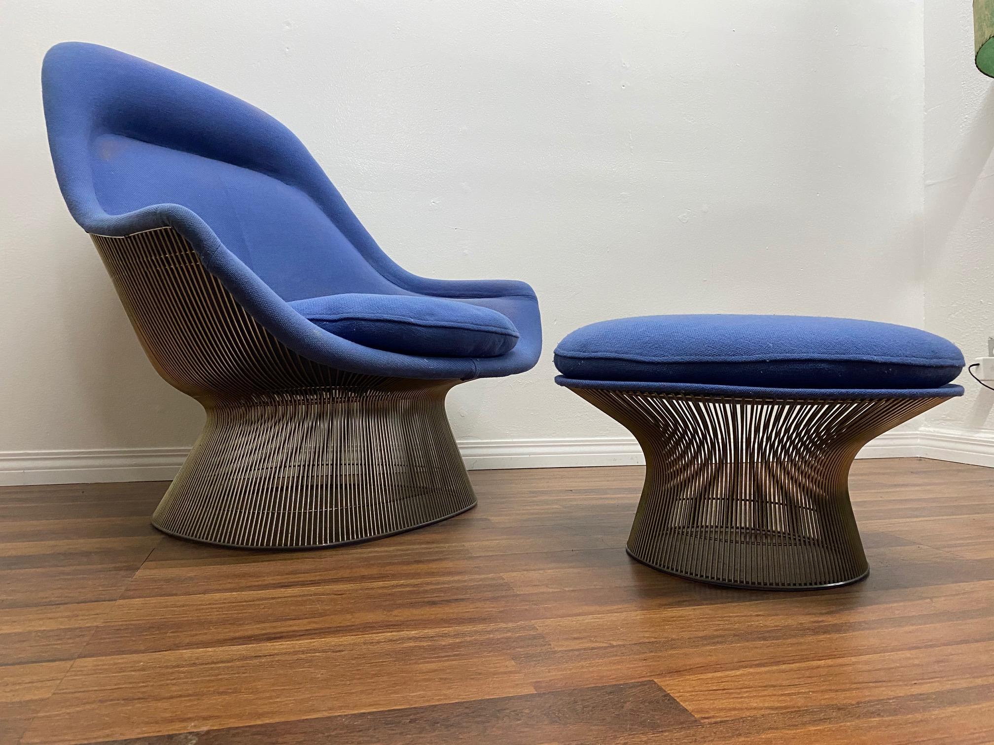 A 'model 1705' lounge chair with ottoman. Design by Warren Platner for Knoll International. Made of nickeled steel. Original tweed fabric, needs upholstery. This iconic easy chair by Warren Platner is created by welding curved steel rods to circular