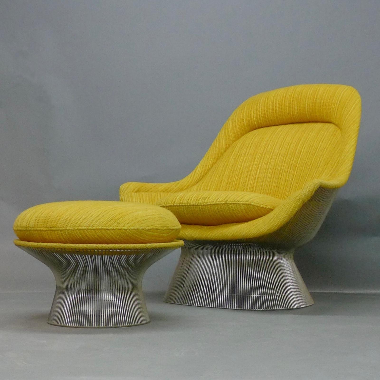 Warren Platner Easy Lounge Chair und passender Ottoman, entworfen 1966 und hergestellt von Knoll International, dieses Set datiert 1972.

Dieser ikonische Stuhl besteht aus geformtem Fiberglas, das mit dem originalen, leuchtend gelben Tweed-Stoff