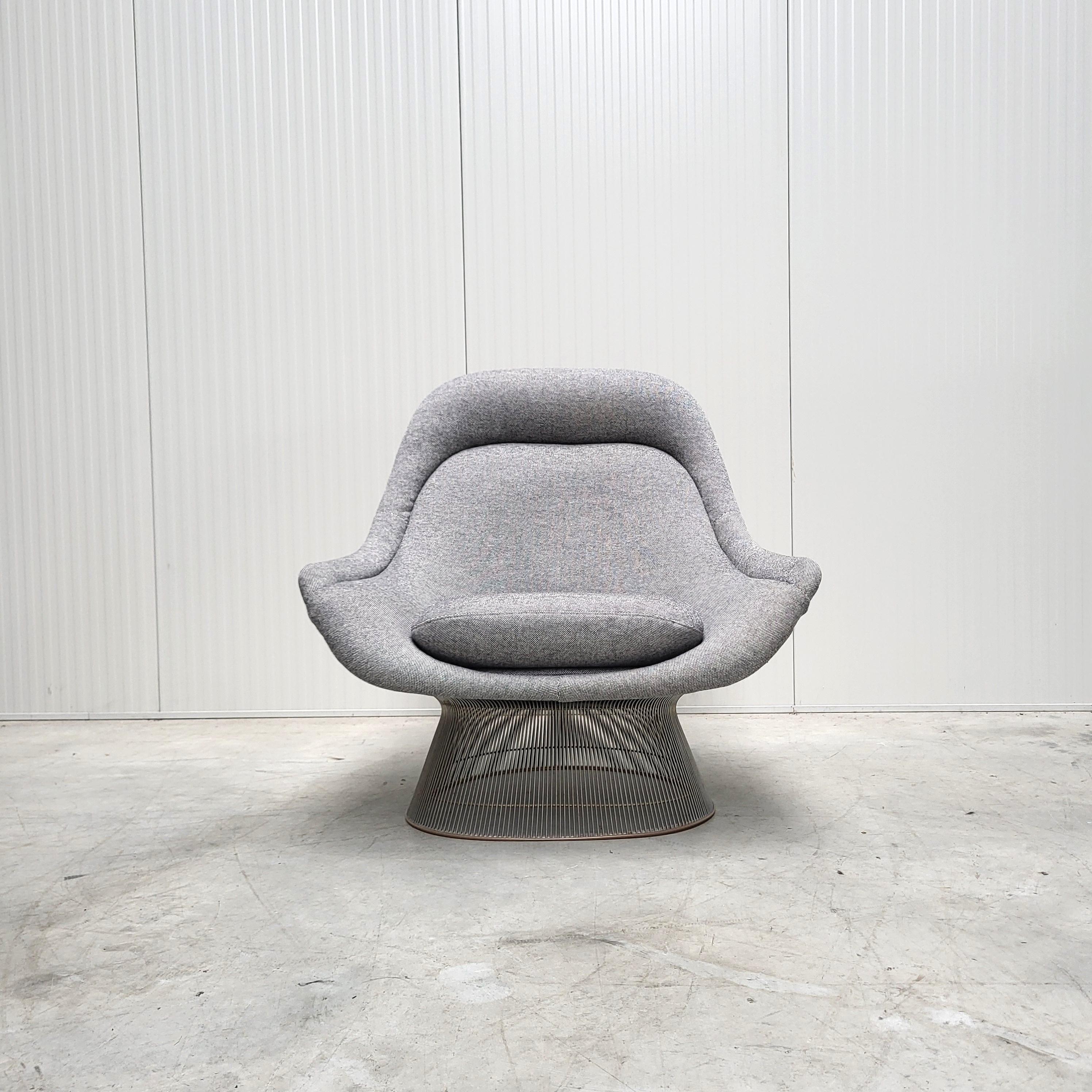Früher Easy Lounge Stuhl von Warren Platner für Knoll. 

Der bahnbrechende Easy Chair wurde in den 1960er Jahren von Warren Platner entworfen und in den 1980er Jahren von Knoll produziert. Dieser Klassiker aus der Mitte des Jahrhunderts bietet