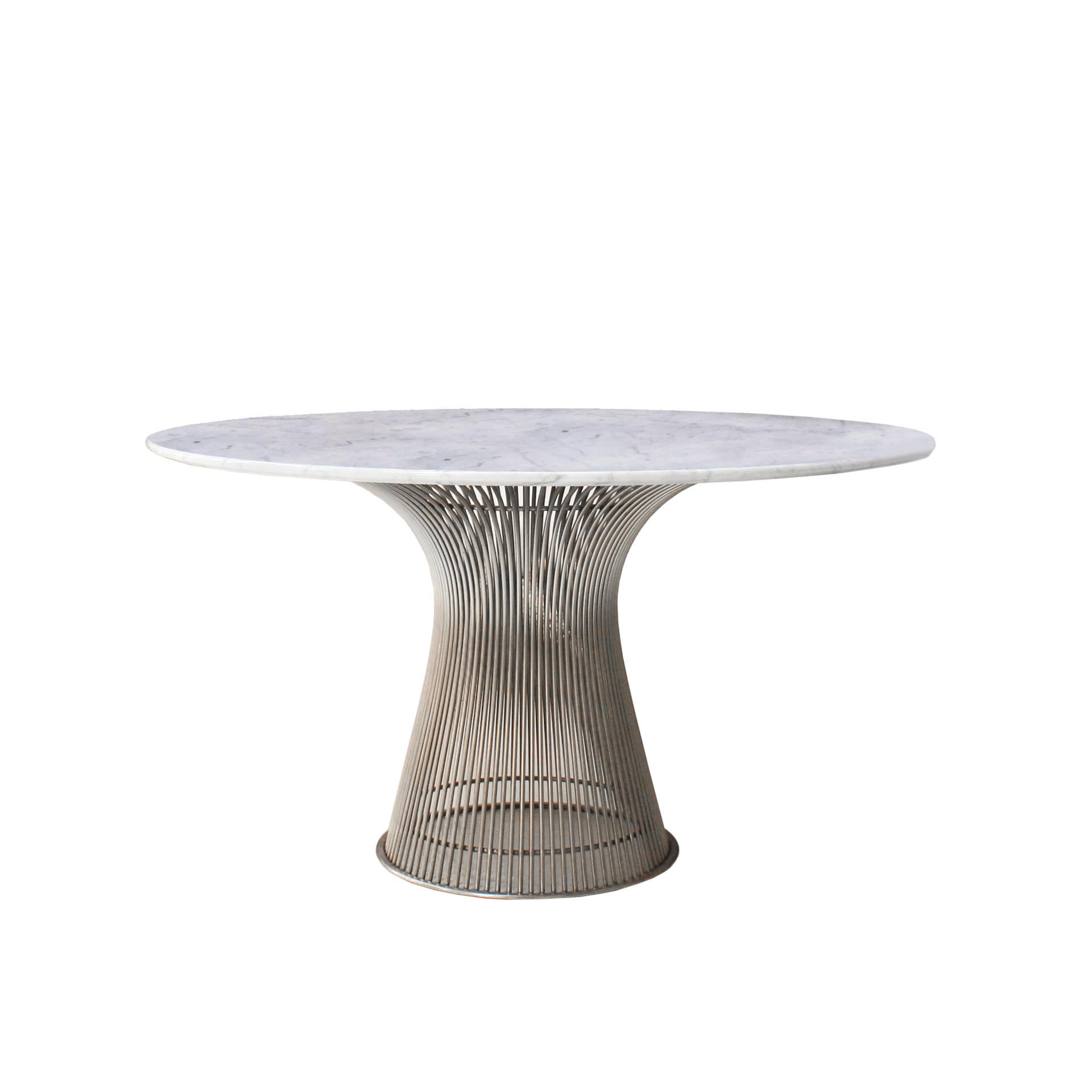 Mesa de comedor diseñada por Warren Platner editada por Knoll, compuesta por una estructura de acero con varillas soldadas que crean formas curvas y circulares. Tablero de mármol de Carrara, EE.UU., década de 1970.

Cada artículo que ofrece LA