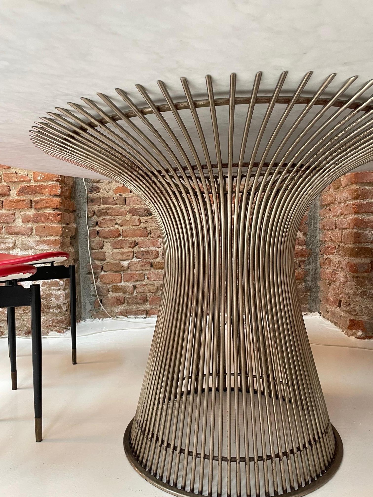 Warren Platner Mesa de acero con mármol de Carrara editada por Knoll, EE.UU., 1970 en venta 2