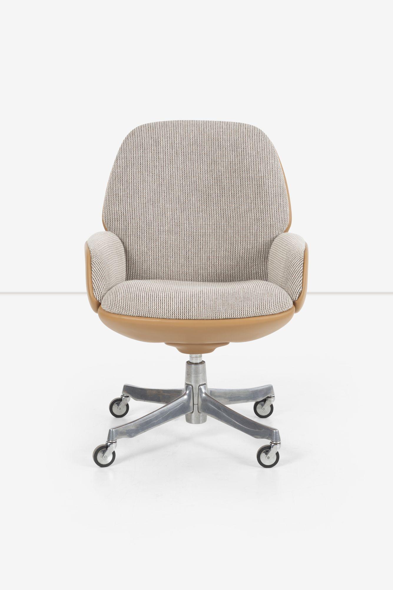 Warren platner executive desk chair 
Steelcase, USA, 1972. Aluminum, Reupholstered with Knoll Cato Fabric and Spinneybeck leather.
 
Measures: Seat height: 21.5